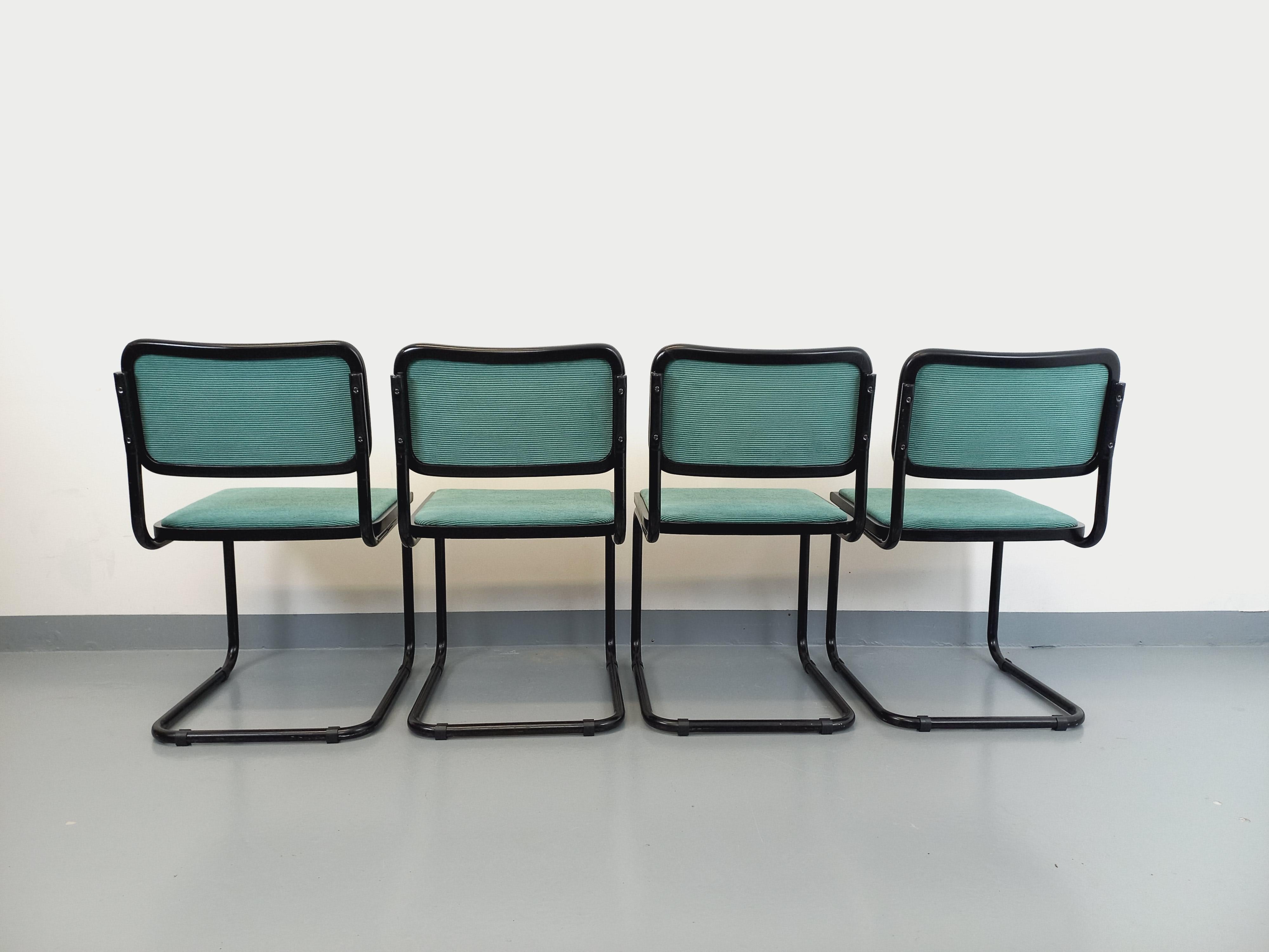4 chaises vintage Marcel Breuer Cesca B32, stile Bauhaus, struttura e piétement in métal noir tubulaire, sedile e dossier in bois noir et tissu velours côtelé couleur vert d'eau, très bon état général, assises et dossiers entièrement rénovés (mousse