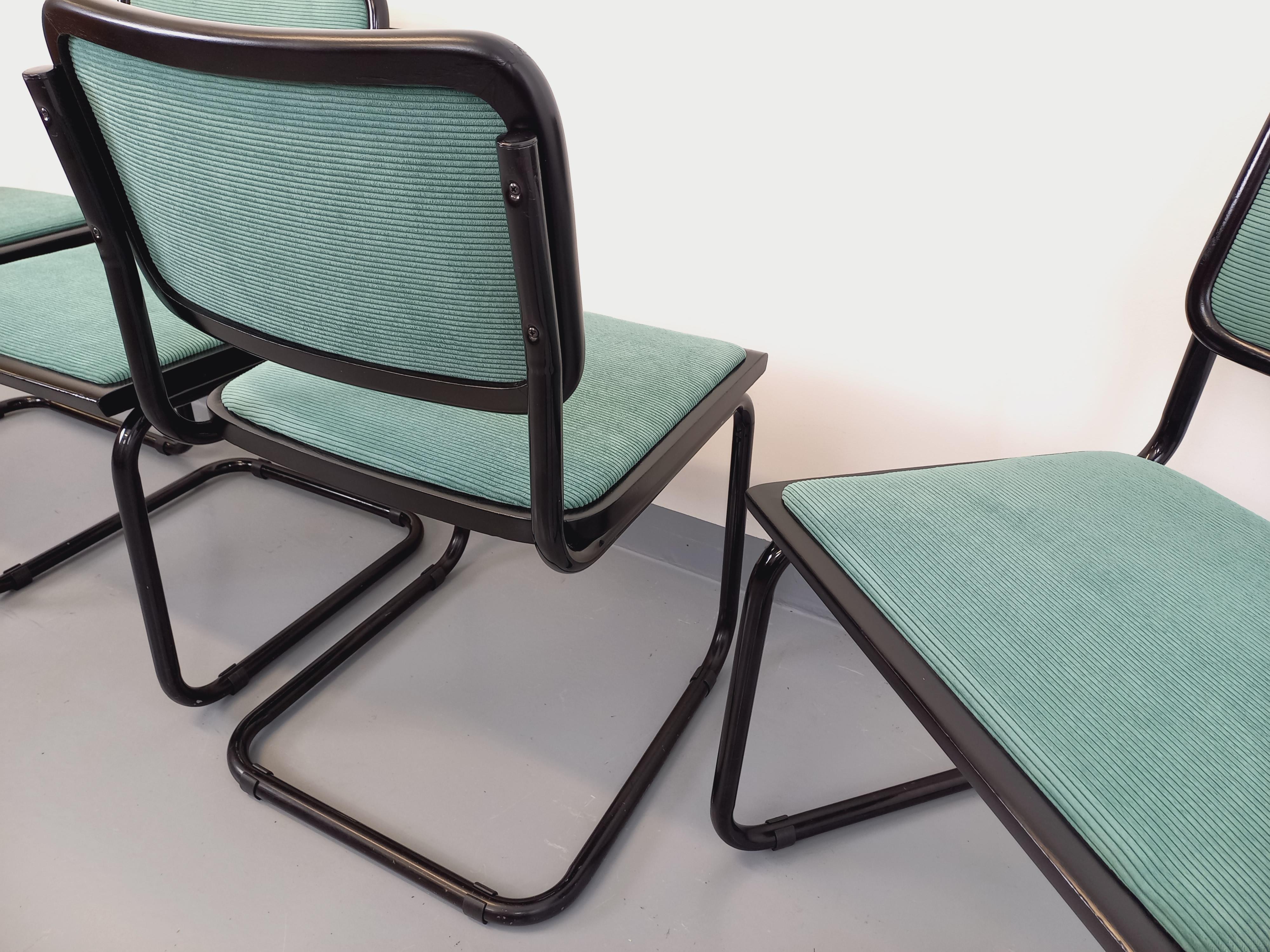 Italiano Suite de 4 chaises vintage Marcel Breuer Cesca B32 in stile Bauhaus in métal noir in vendita