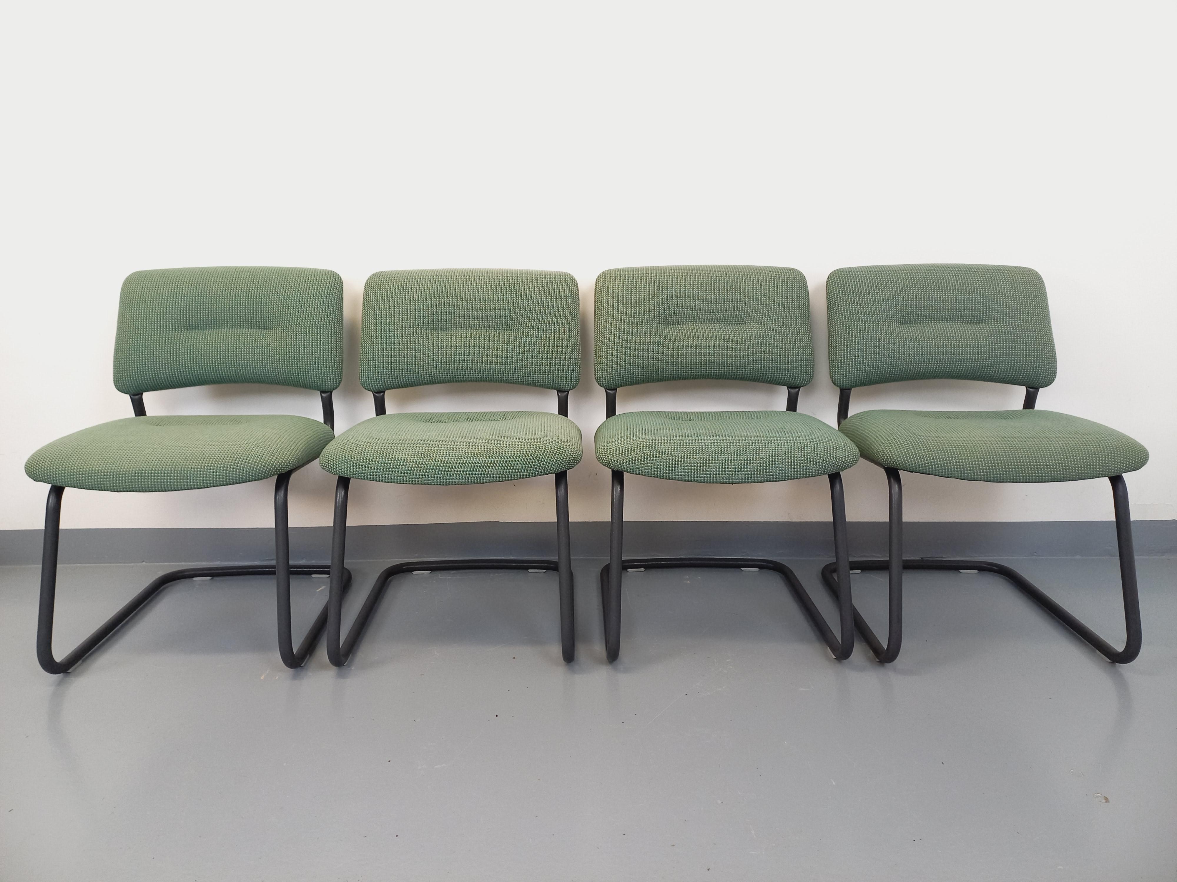 Suite de 4 chaises vintage Steelcase style Marcel Breuer Cesca B32 en métal gris For Sale 4