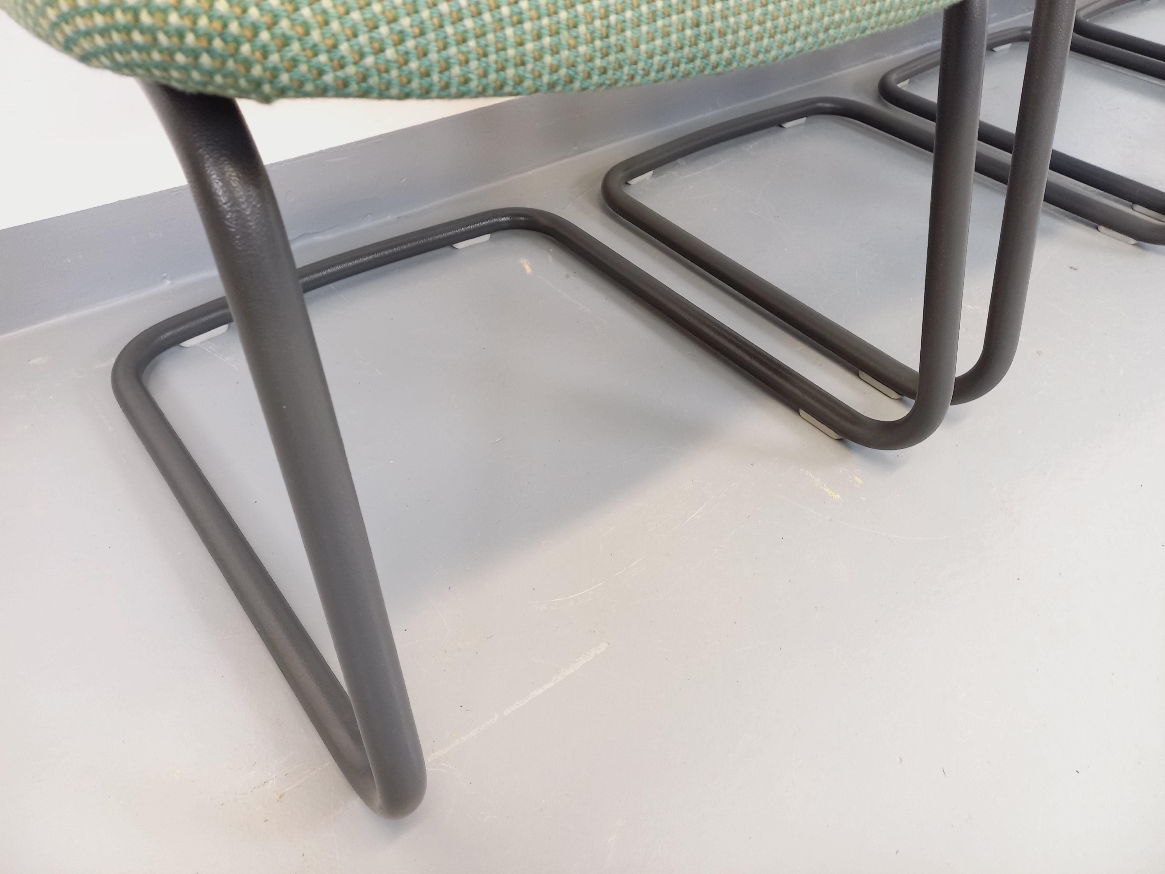 Suite de 4 chaises vintage Steelcase style Marcel Breuer Cesca B32 en métal gris For Sale 11