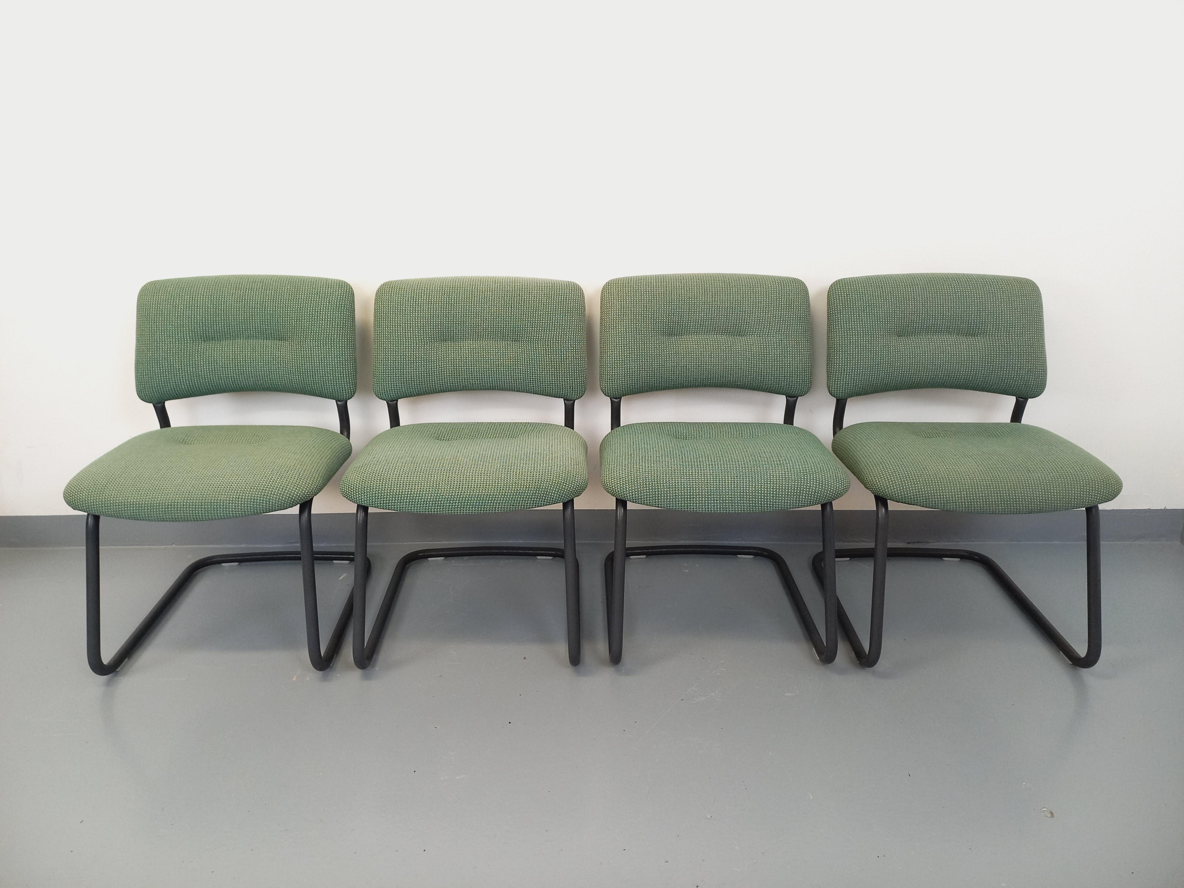 Mid-Century Modern Suite de 4 chaises vintage Steelcase style Marcel Breuer Cesca B32 en métal gris For Sale