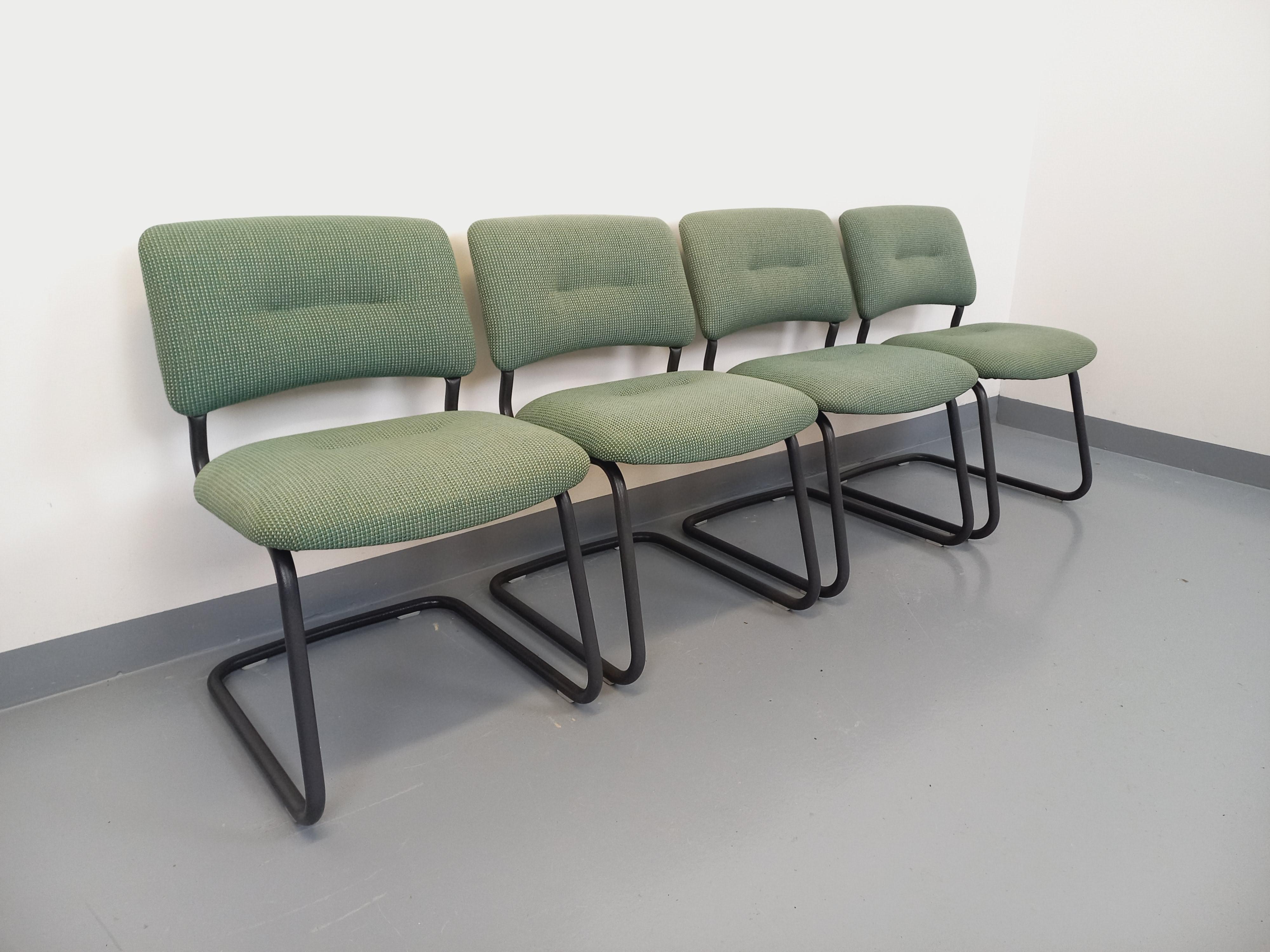 French Suite de 4 chaises vintage Steelcase style Marcel Breuer Cesca B32 en métal gris For Sale