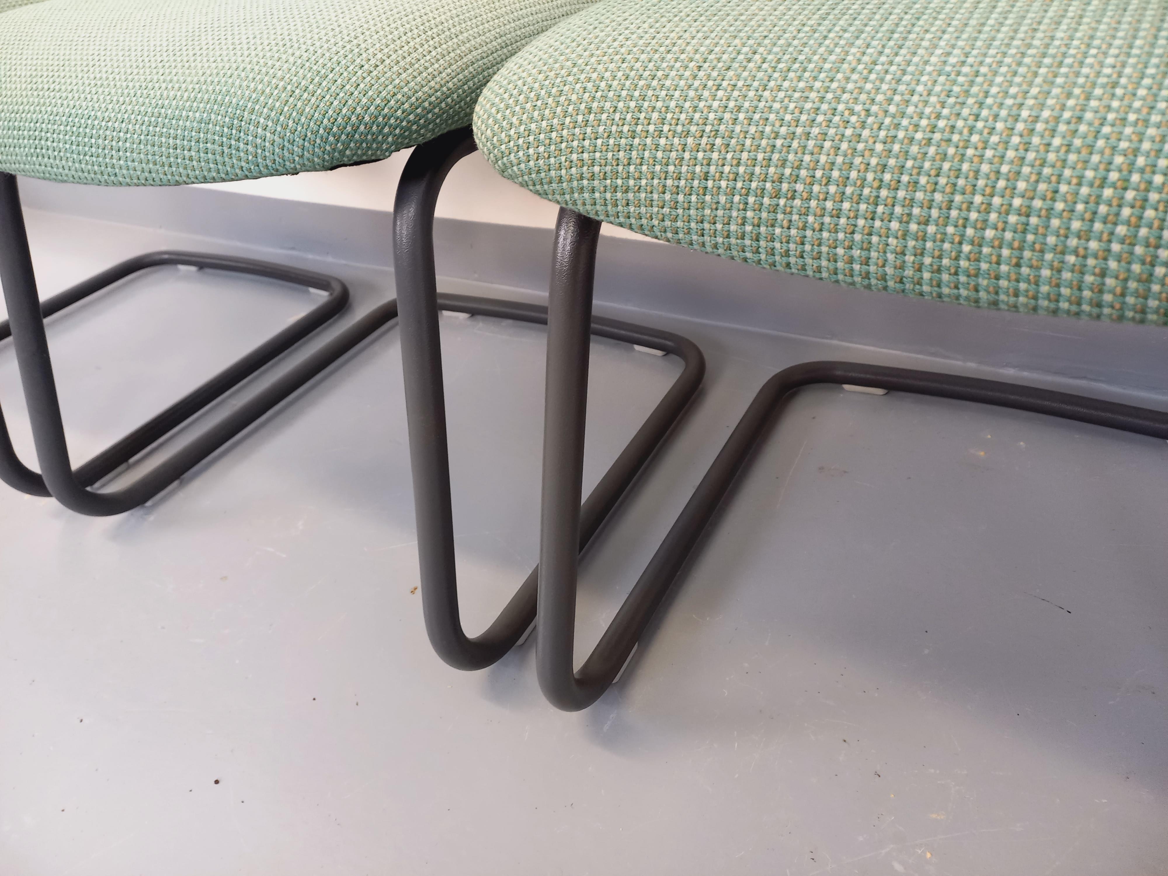 Suite de 4 chaises vintage Steelcase style Marcel Breuer Cesca B32 en métal gris (Metall) im Angebot