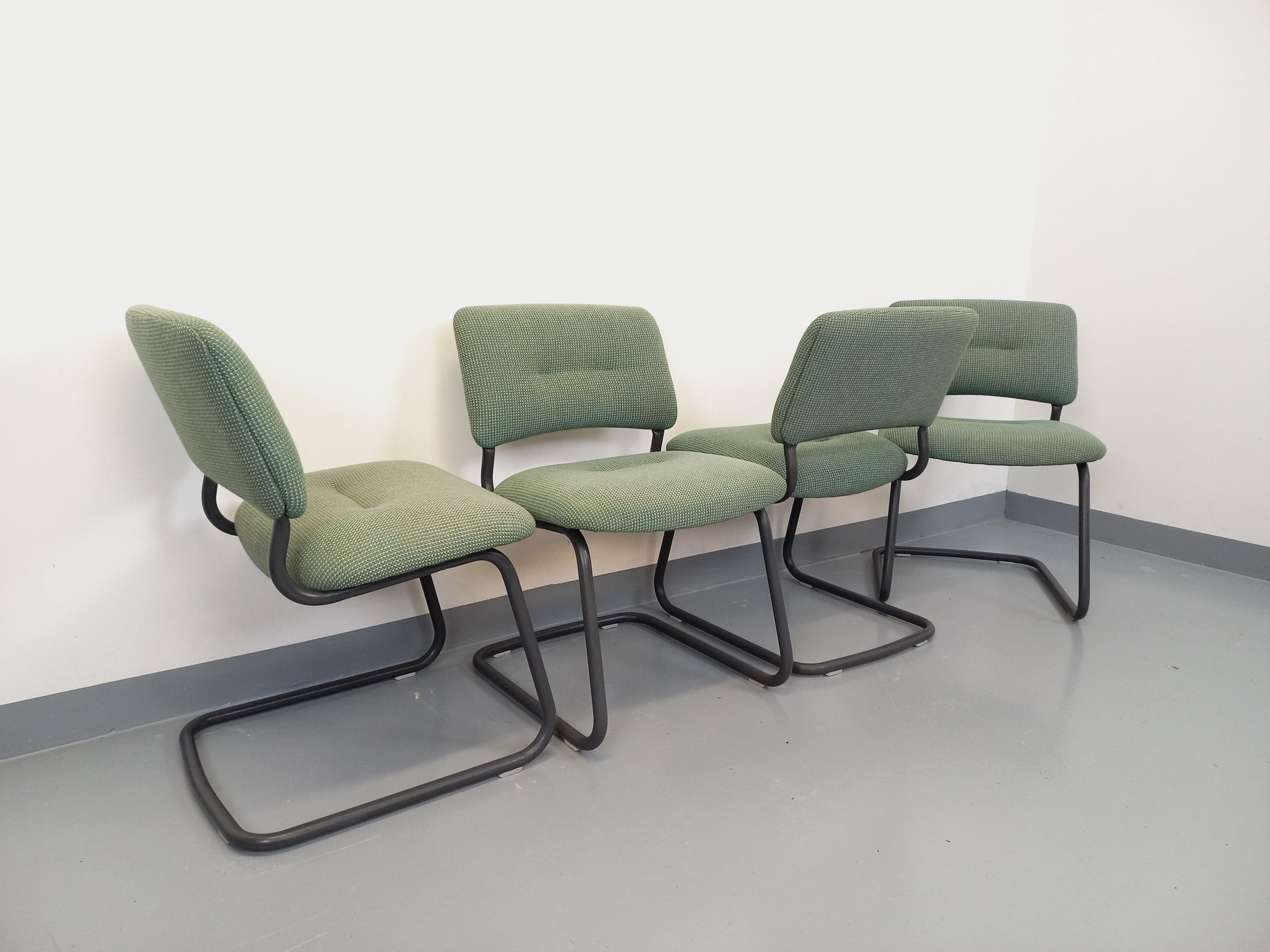 Suite de 4 chaises vintage Steelcase style Marcel Breuer Cesca B32 en métal gris For Sale 2