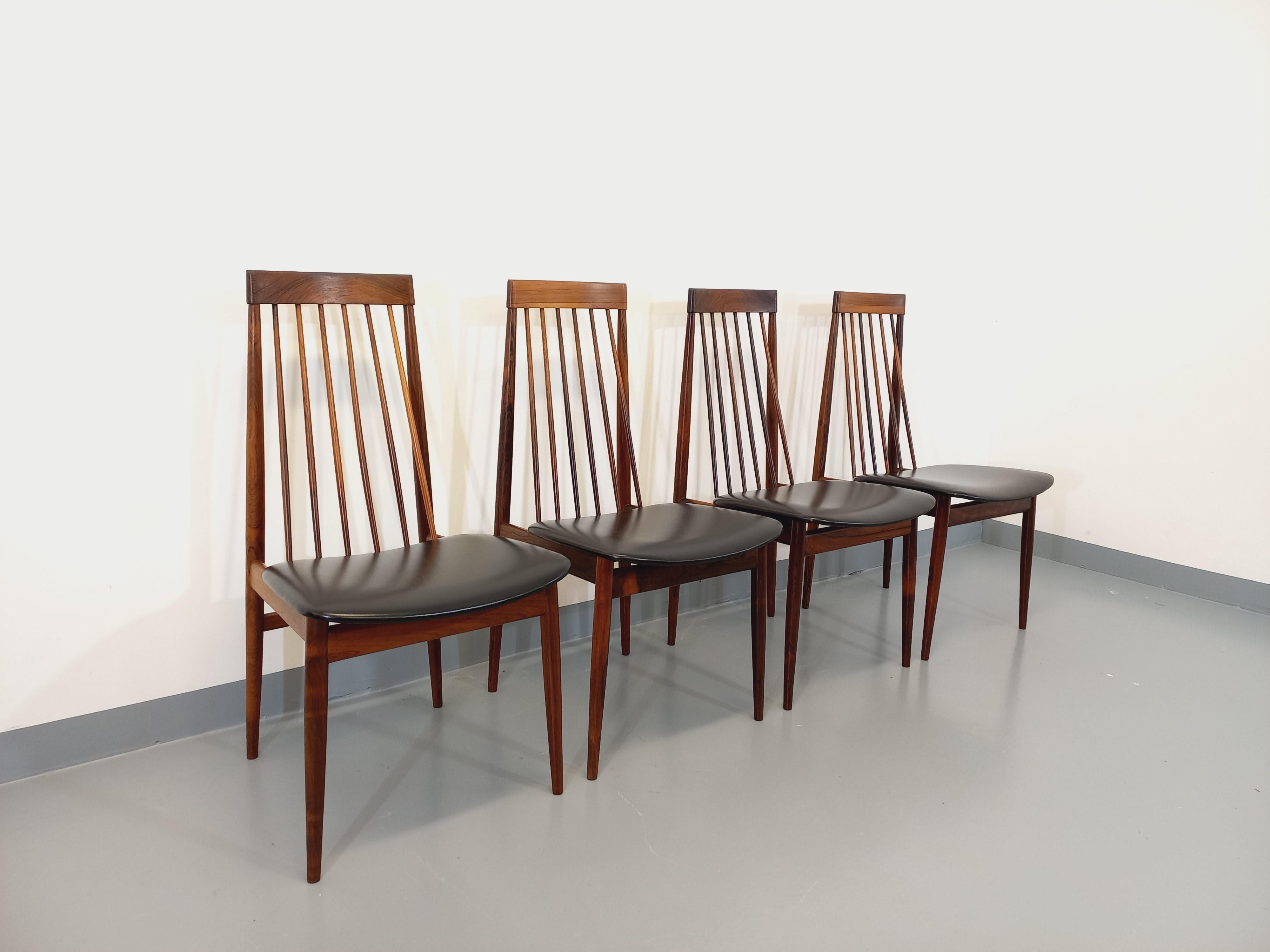 4 chaises in stile scandinavo vintage degli anni '60, attribuite al designer allemand Ernst Martin Dettinger per il fabricant Lucas Schnaidt, in palissandre massicce e sedili in skai noir, superbo design a barre, très belle réalisation, très bon