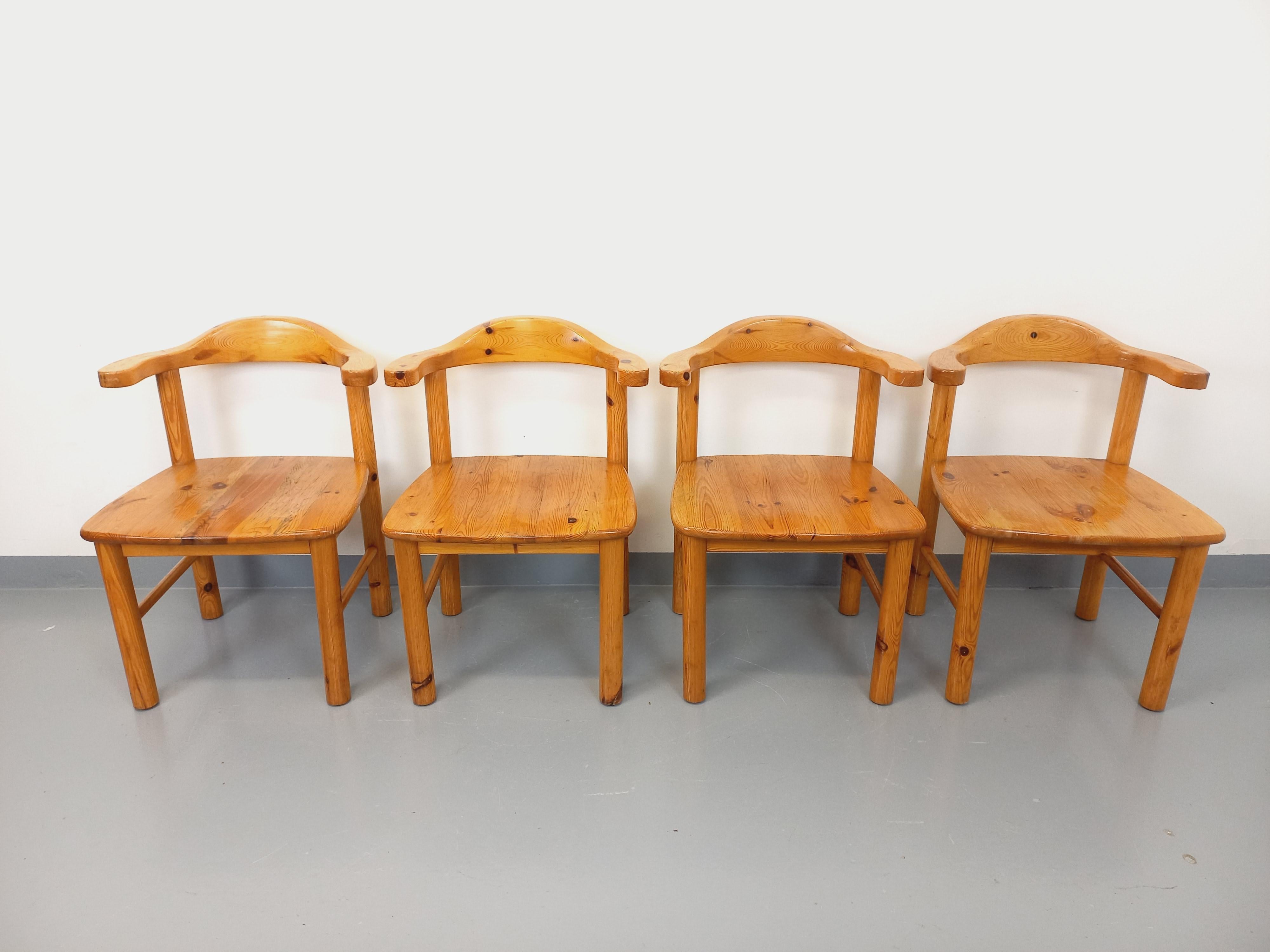 4 sofás o chaises avec accoudoirs vintage des années 60 70, dans le style de Rainer Daumiller, en pin, bon état général avec signes et marques d'usage et du temps qui passse.
Ref 250 505
Hauteur : 78 cm
Tamaño : 60 cm
Profondeur : 50 cm
Altura