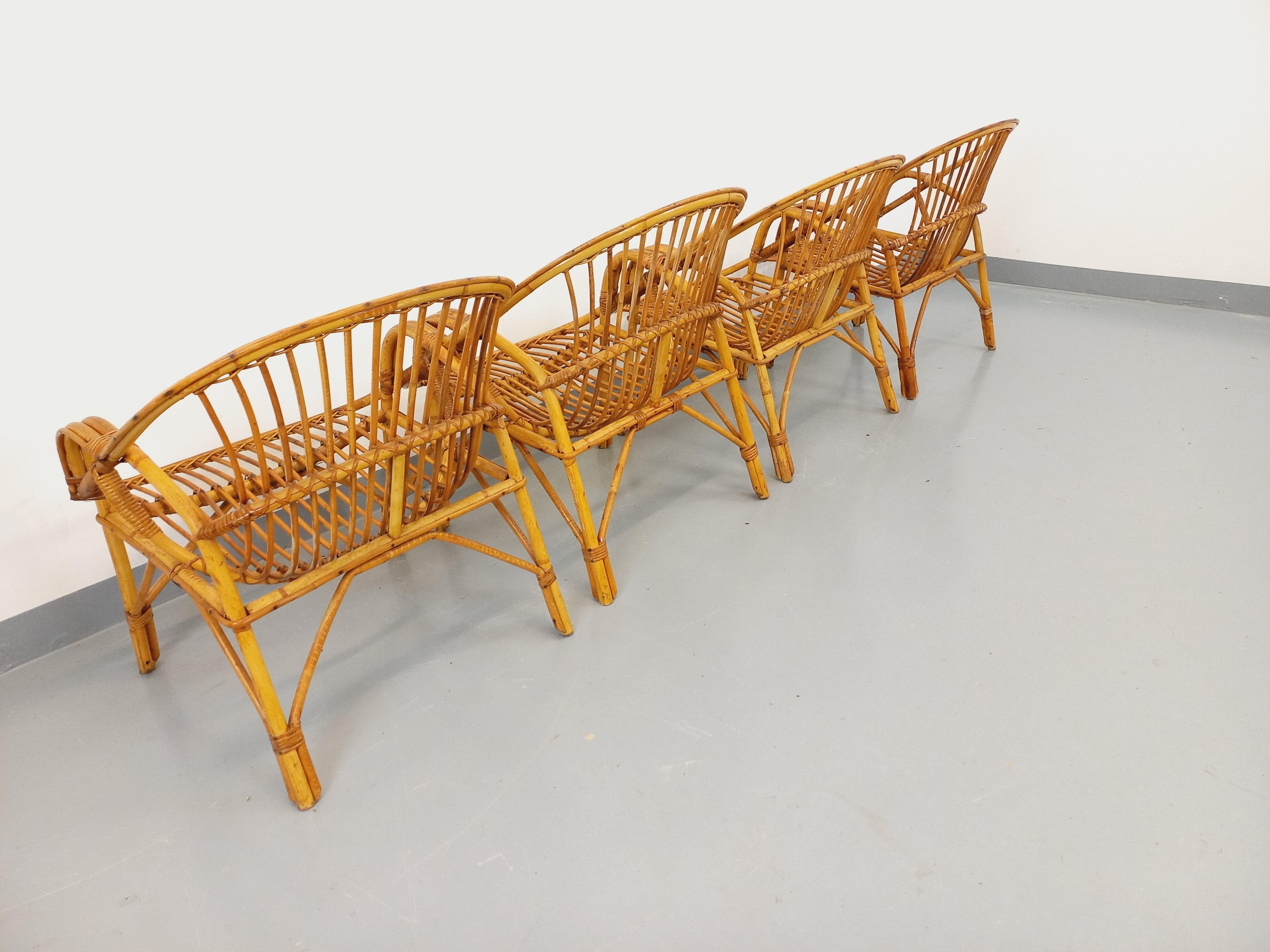 Suite de 4 fauteuils vintage en rotin des années 60 en venta 3