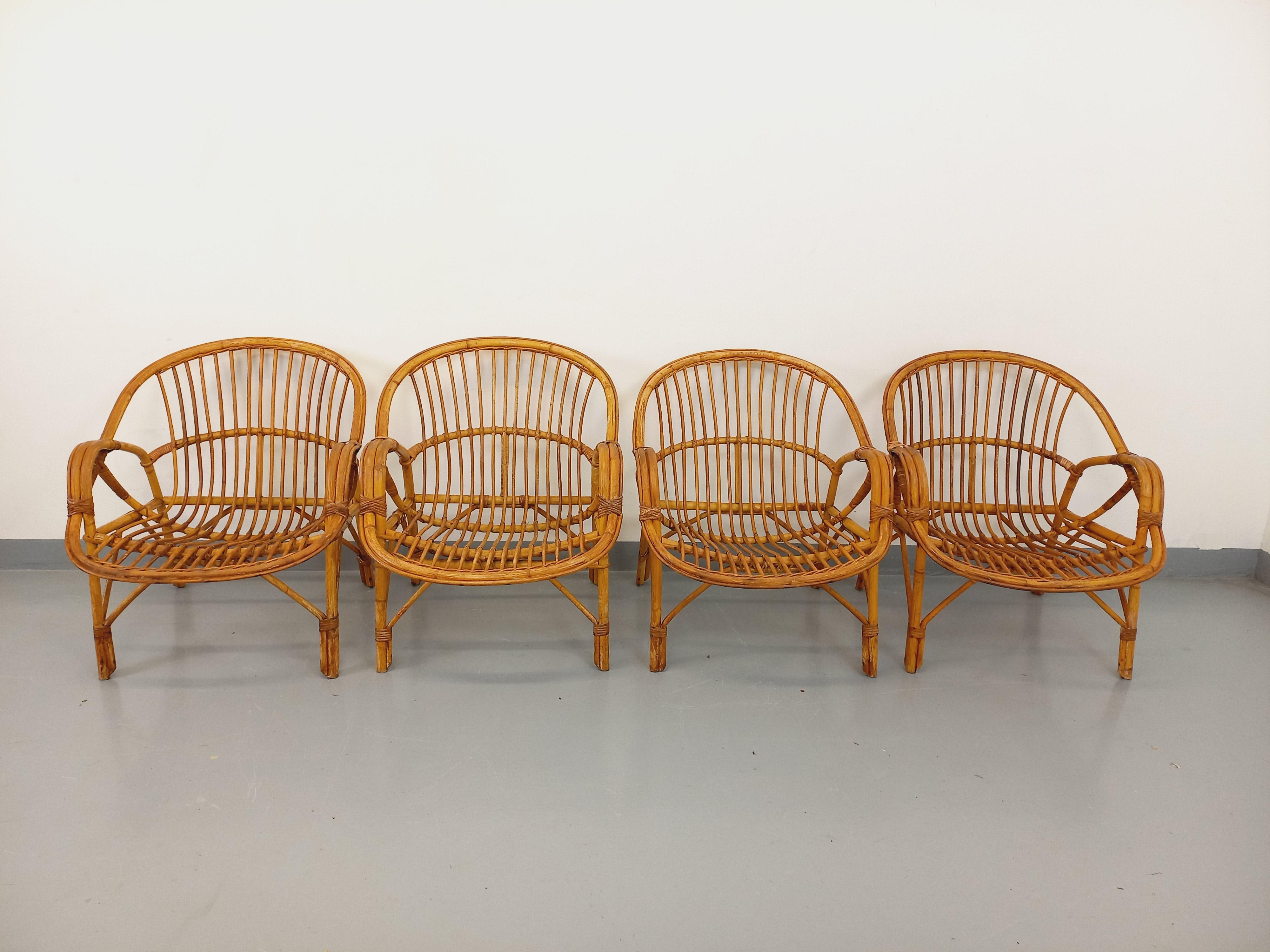 Suite de 4 fauteuils vintage en rotin des années 60 en venta 4