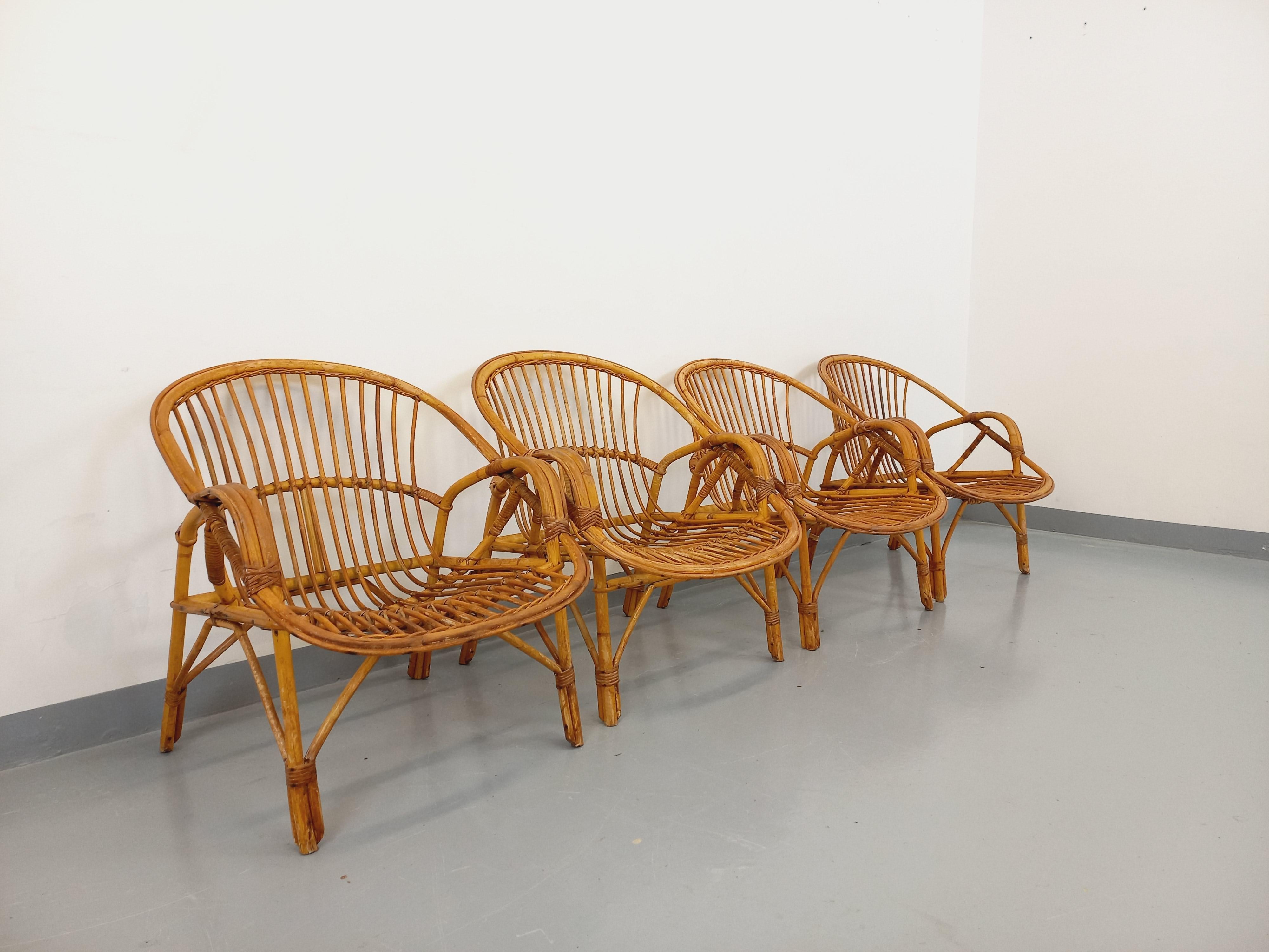 Suite de 4 fauteuils vintage en rotin des années 60 en venta 5