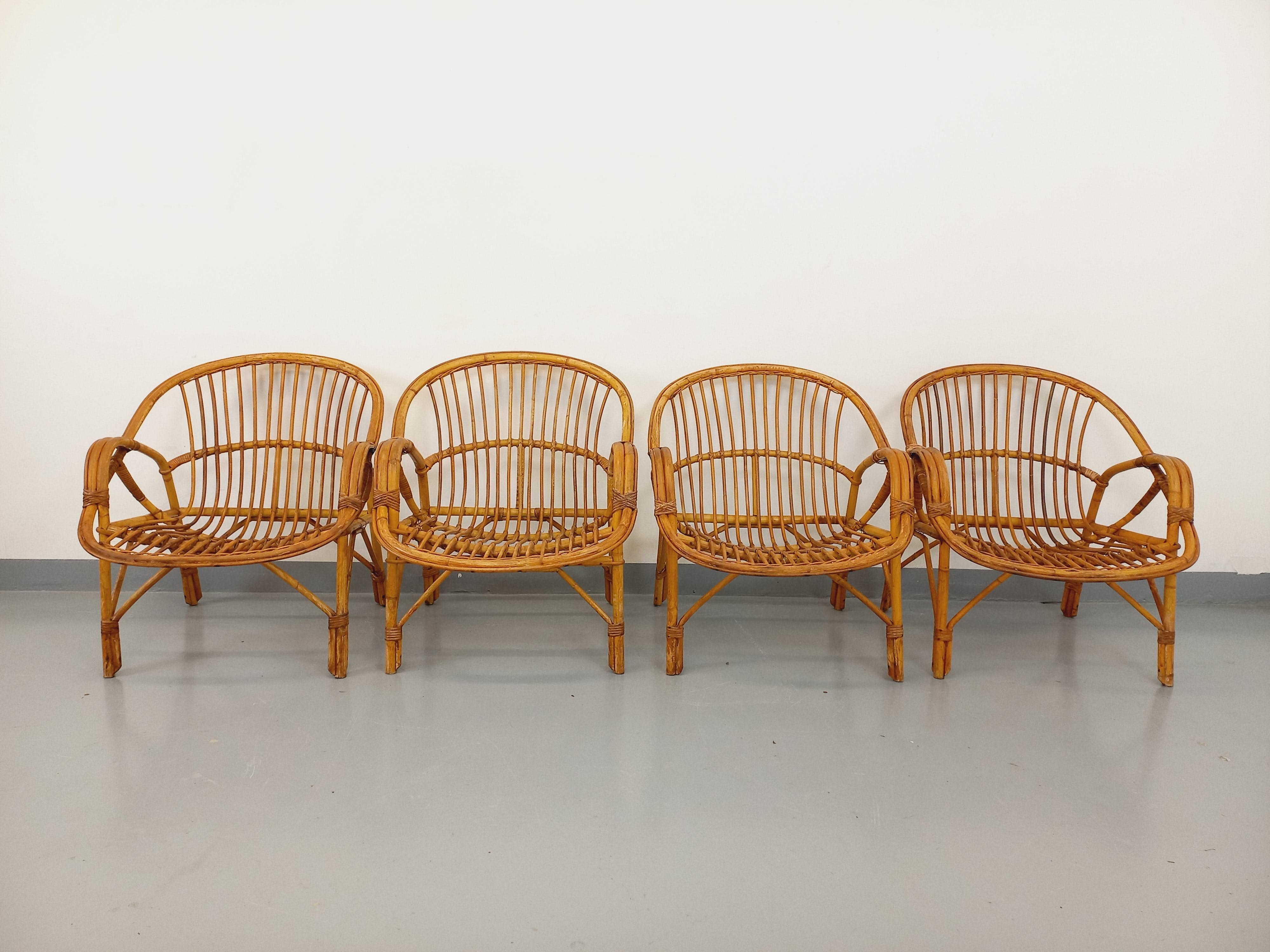 4 fauteuils vintage des années 60, en rotin, bon état général avec patine du temps qui passe et des restaurations au niveau des éclisses de rotin.
Ref 240 811
Hauteur : 72 cm
Tamaño : 63 cm
Profondeur : 75 cm
Altura máxima: 30 cm

