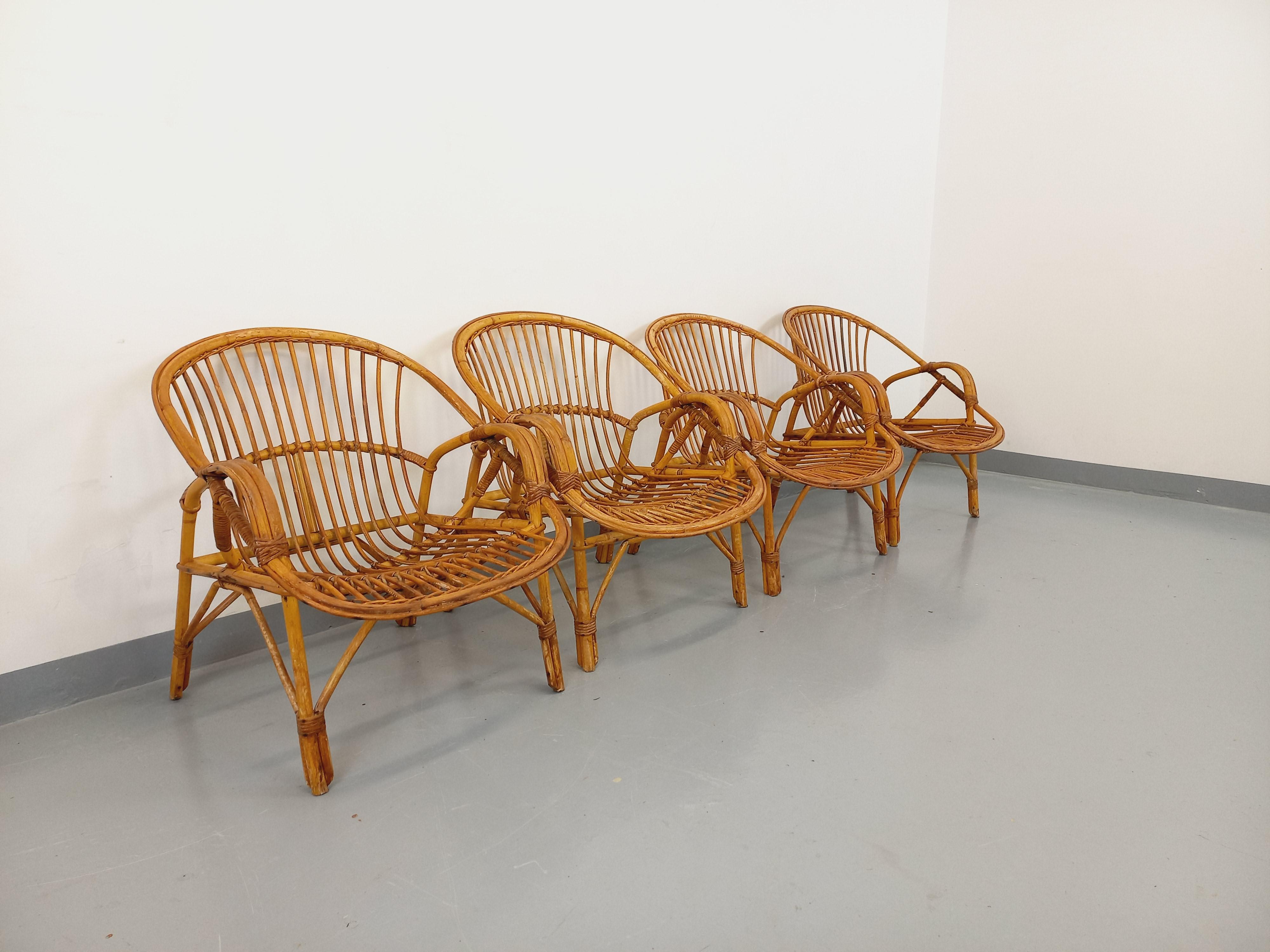 Suite de 4 fauteuils vintage en rotin des années 60 Moderno de mediados de siglo en venta