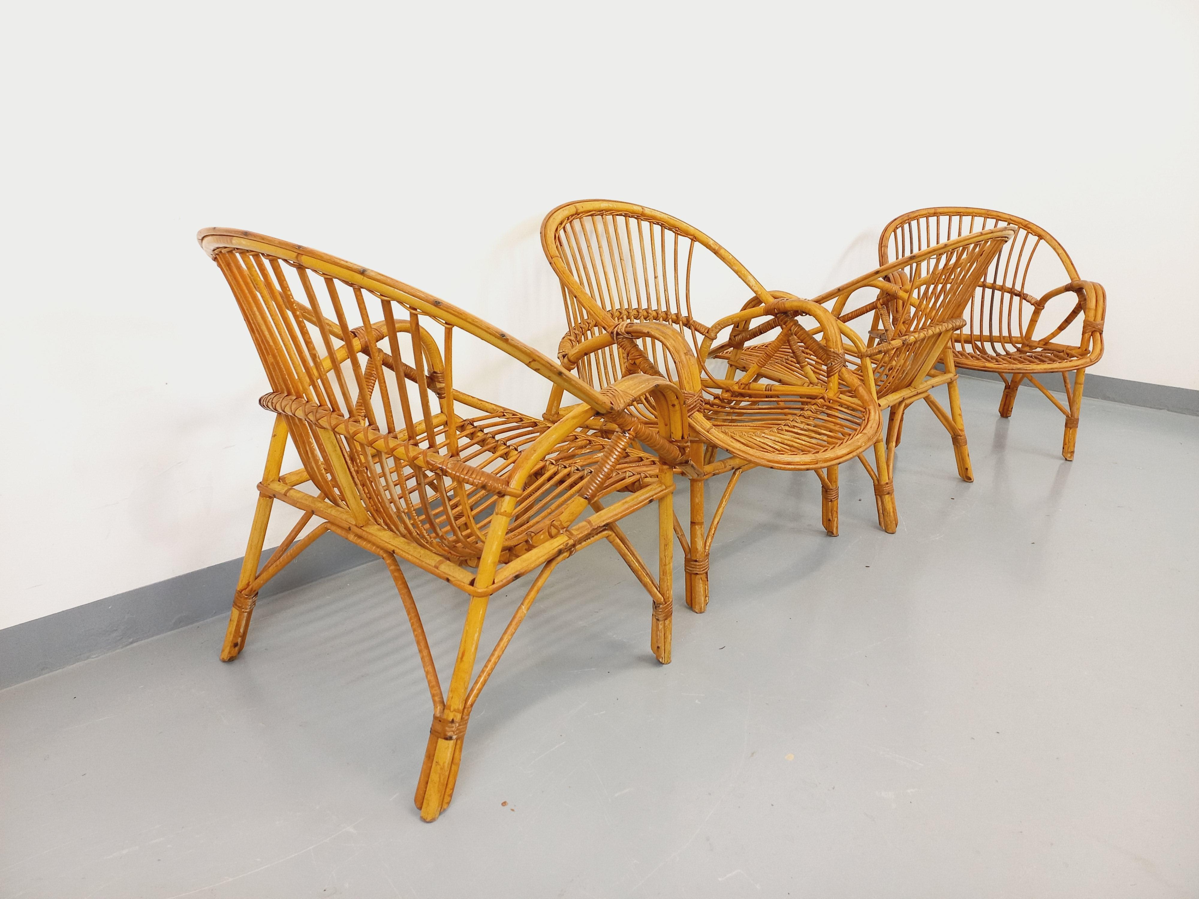 Suite de 4 fauteuils vintage en rotin des années 60 mediados del siglo XX en venta