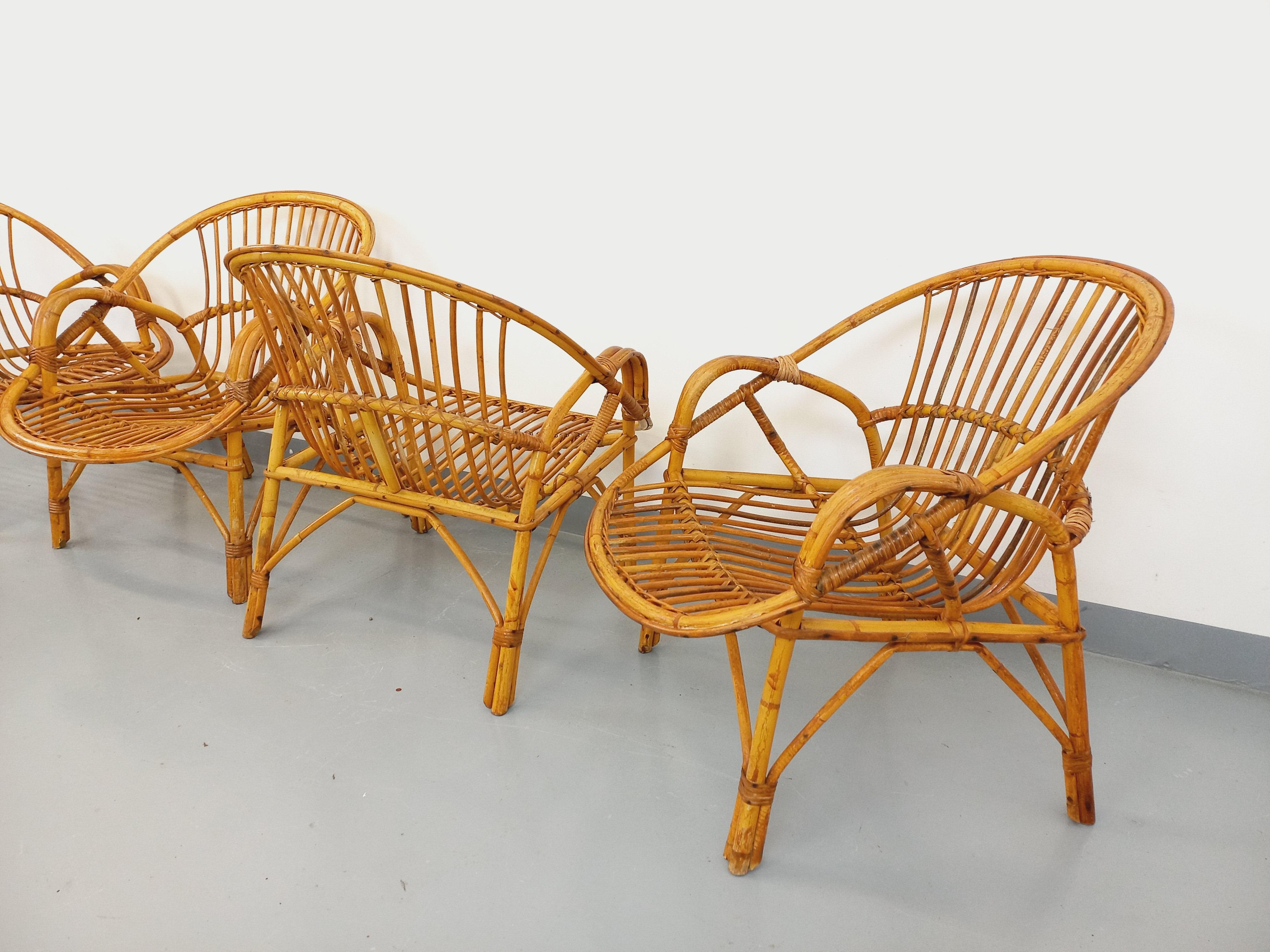 Suite de 4 fauteuils vintage en rotin des années 60 Ratán en venta