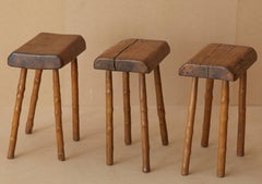 Suite de 4 tabourets Français Brutalistes artisanaux en bois massif Circa 1960