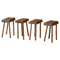 Vintage Suite de 4 tabourets Français Brutalistes artisanaux en bois massif Circa 1960