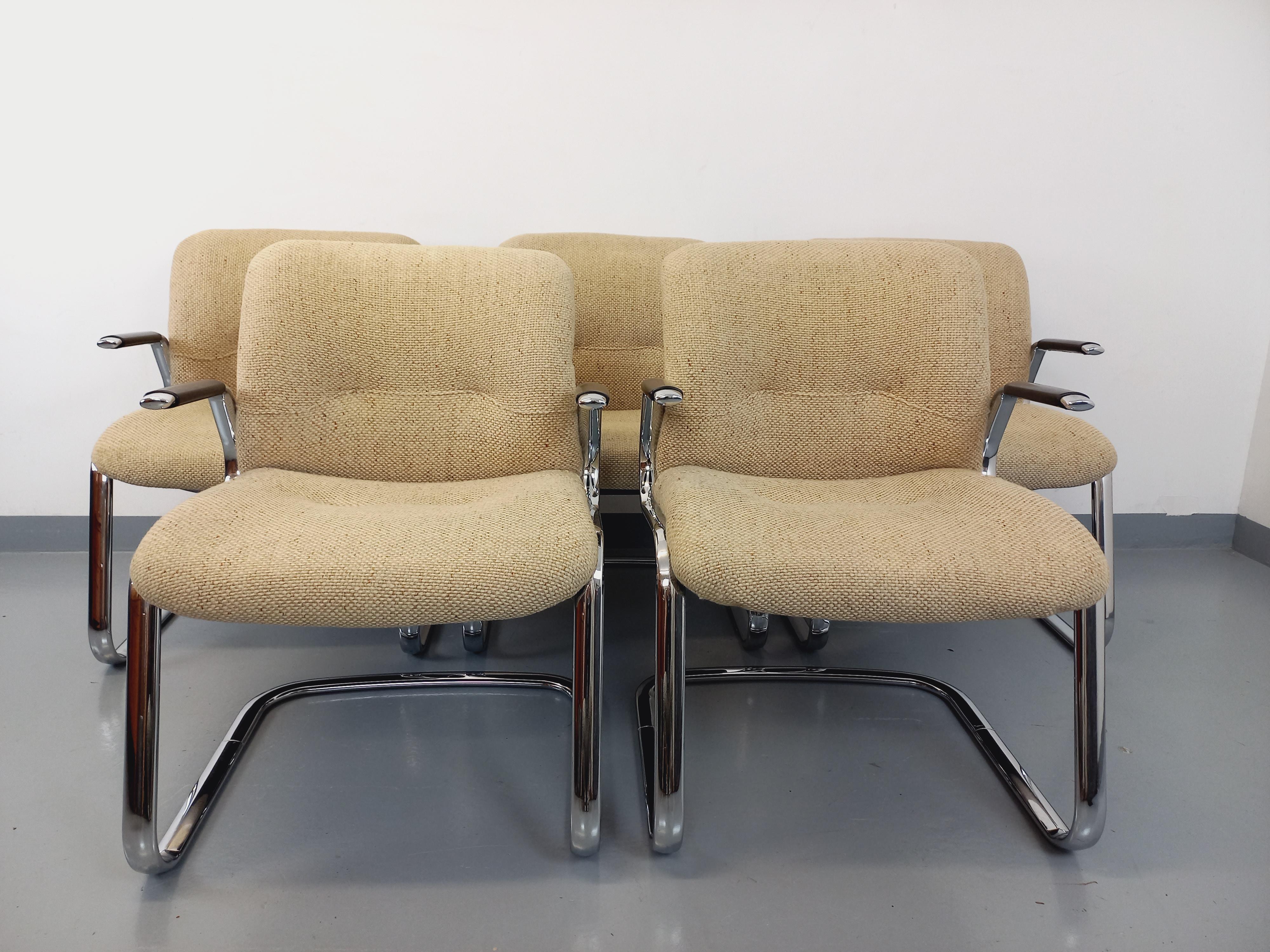 Suite di 5 mobili con portaoggetti Steelcase Strafor in metallo cromato e tessuto in vendita 3