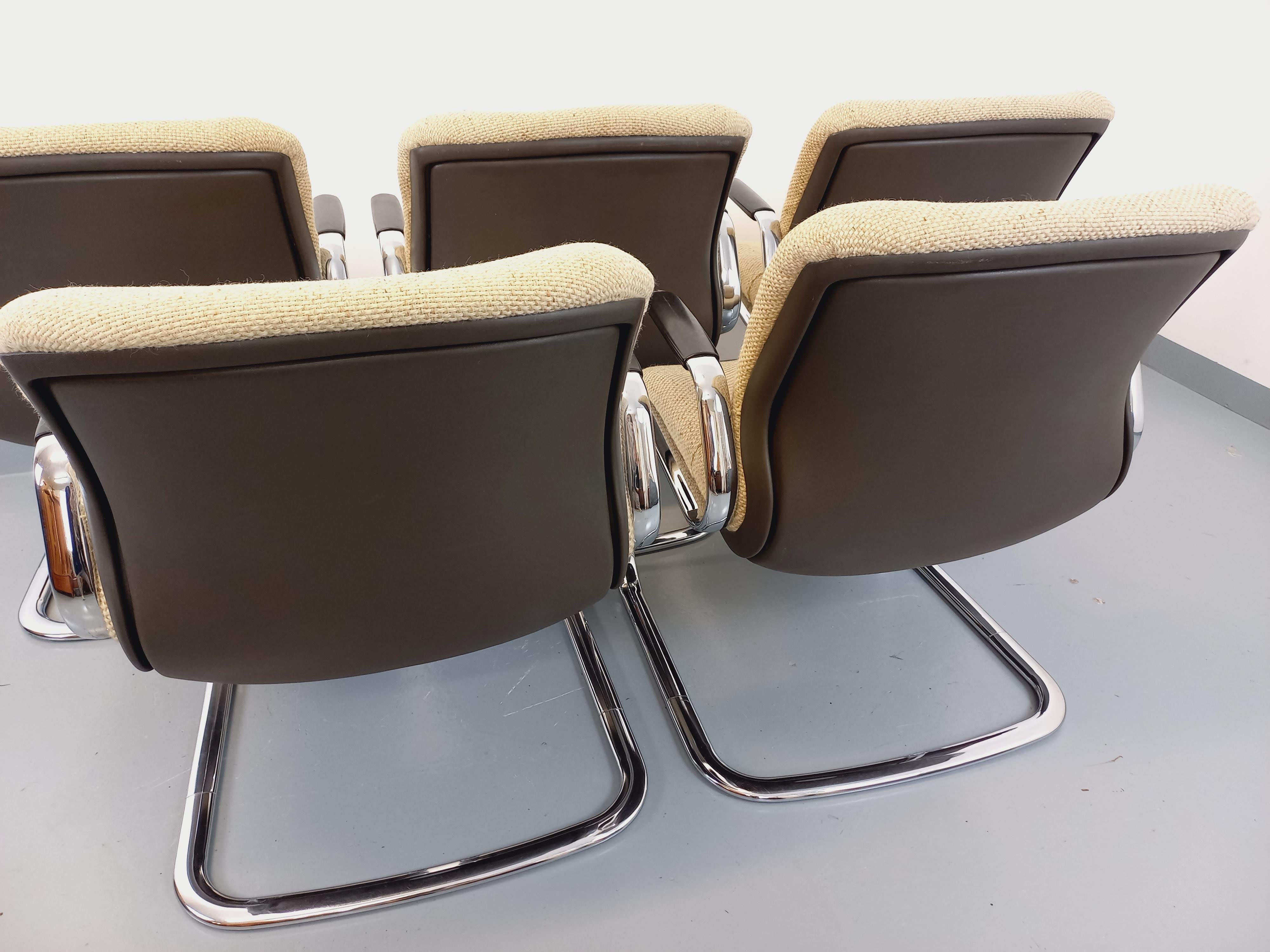 Suite di 5 mobili con portaoggetti Steelcase Strafor in metallo cromato e tessuto in vendita 7