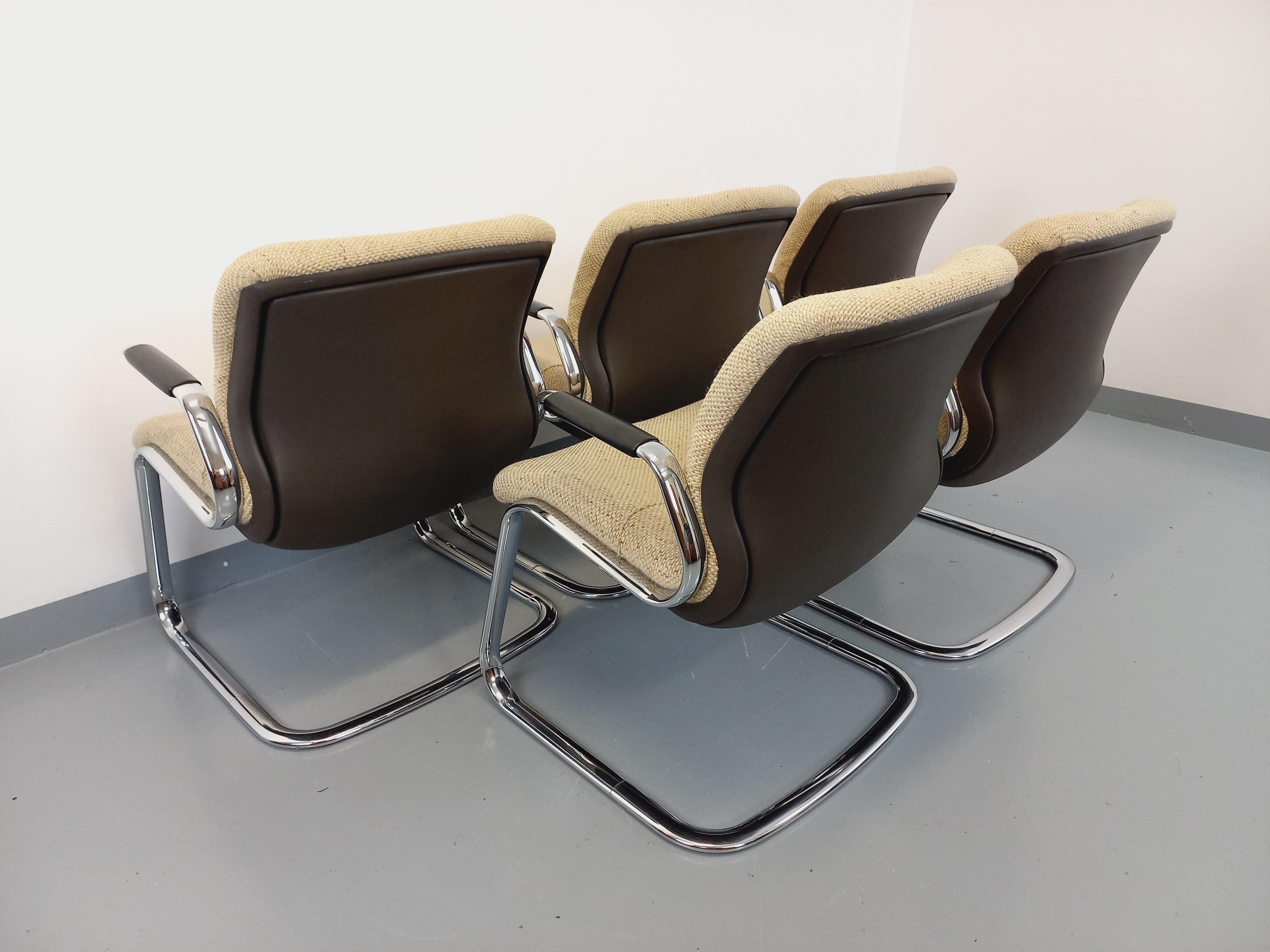 5 mobili con portaoggetti Steelcase Strafor degli anni '70, struttura e piedistallo in metallo cromato, rivestimento in plastica e tessuto di lamina bianca écru d'origine di grande qualità in ottimo stato con alcuni segni d'uso. Buono stato generale