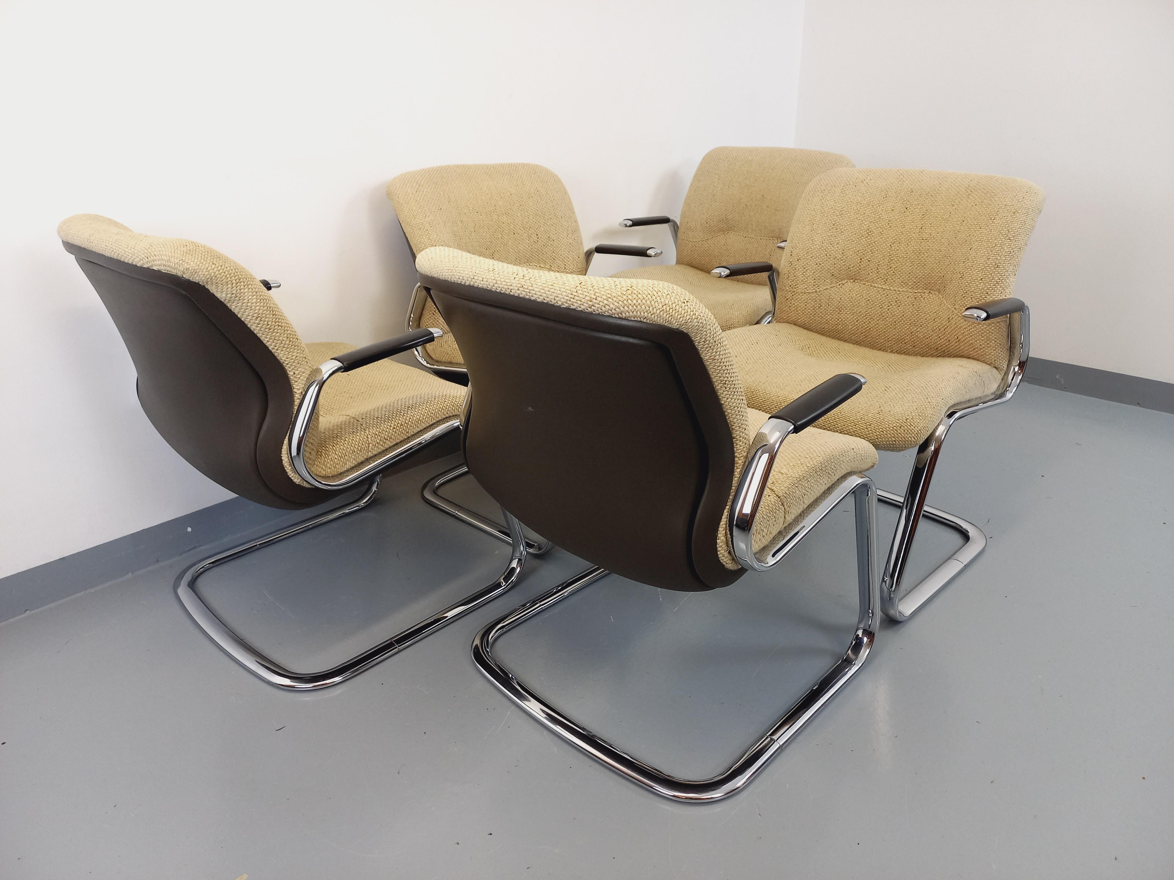 Mid-Century moderno Suite di 5 mobili con portaoggetti Steelcase Strafor in metallo cromato e tessuto in vendita