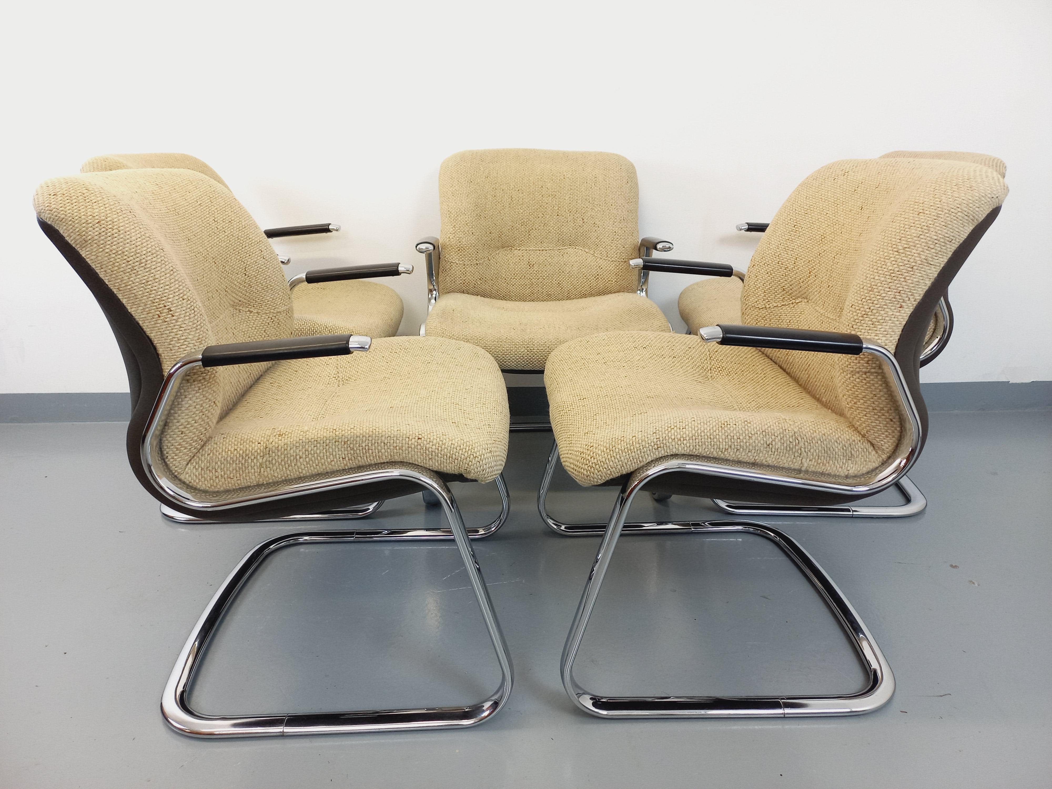 Francese Suite di 5 mobili con portaoggetti Steelcase Strafor in metallo cromato e tessuto in vendita