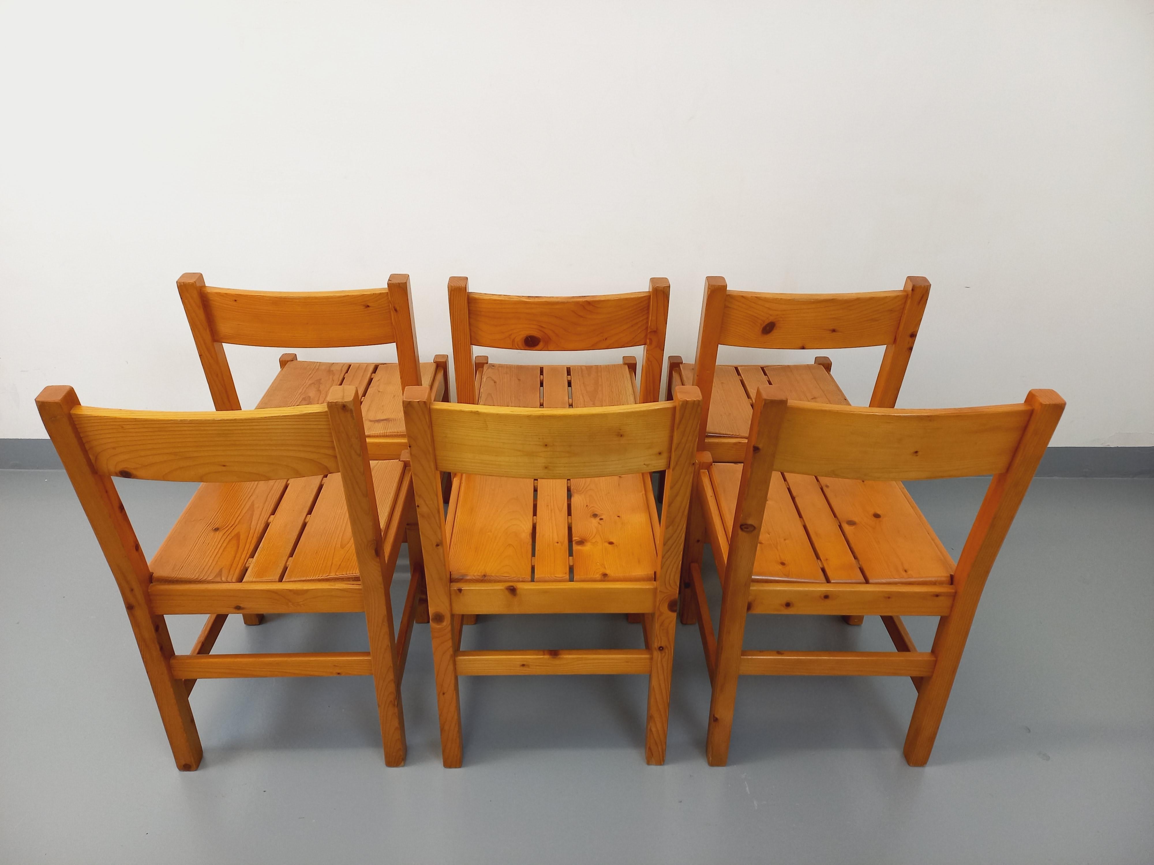 Suite de 6 chaises Charlotte Perriand Les Arcs vintage en pin des années 60 70 im Angebot 5