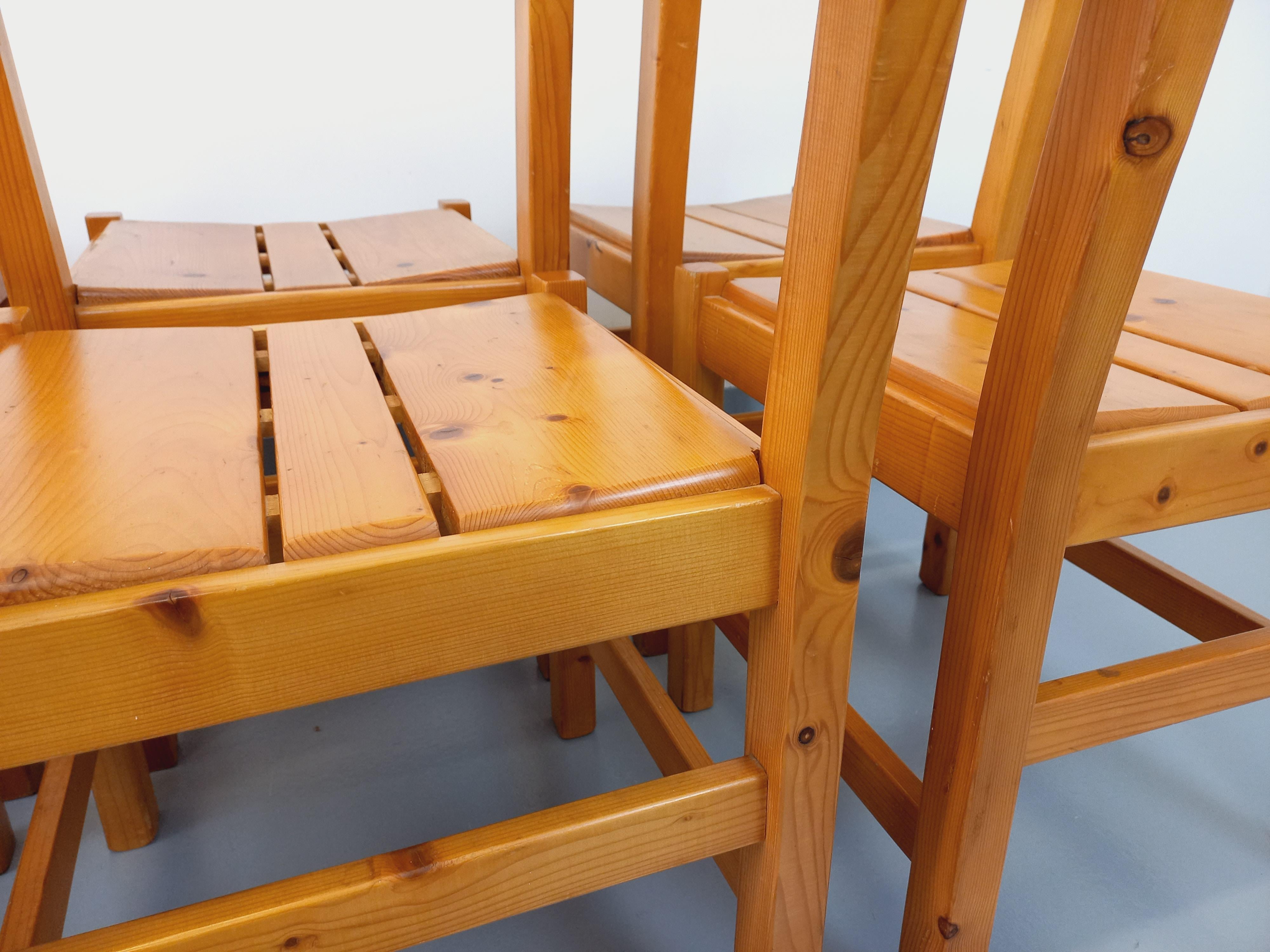 Suite de 6 chaises Charlotte Perriand Les Arcs vintage en pin des années 60 70 im Angebot 6