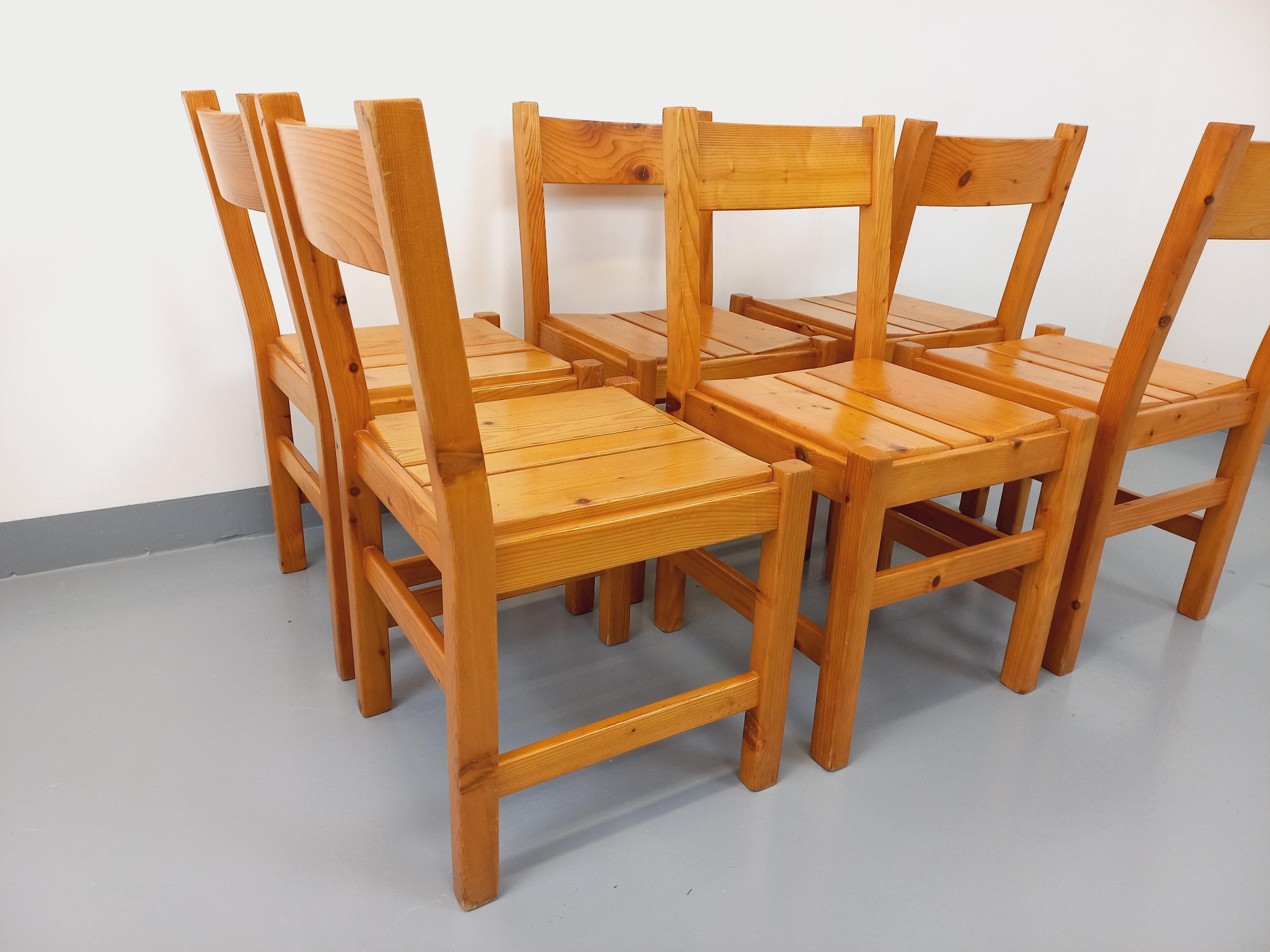 Suite de 6 chaises Charlotte Perriand Les Arcs vintage en pin des années 60 70 im Angebot 8