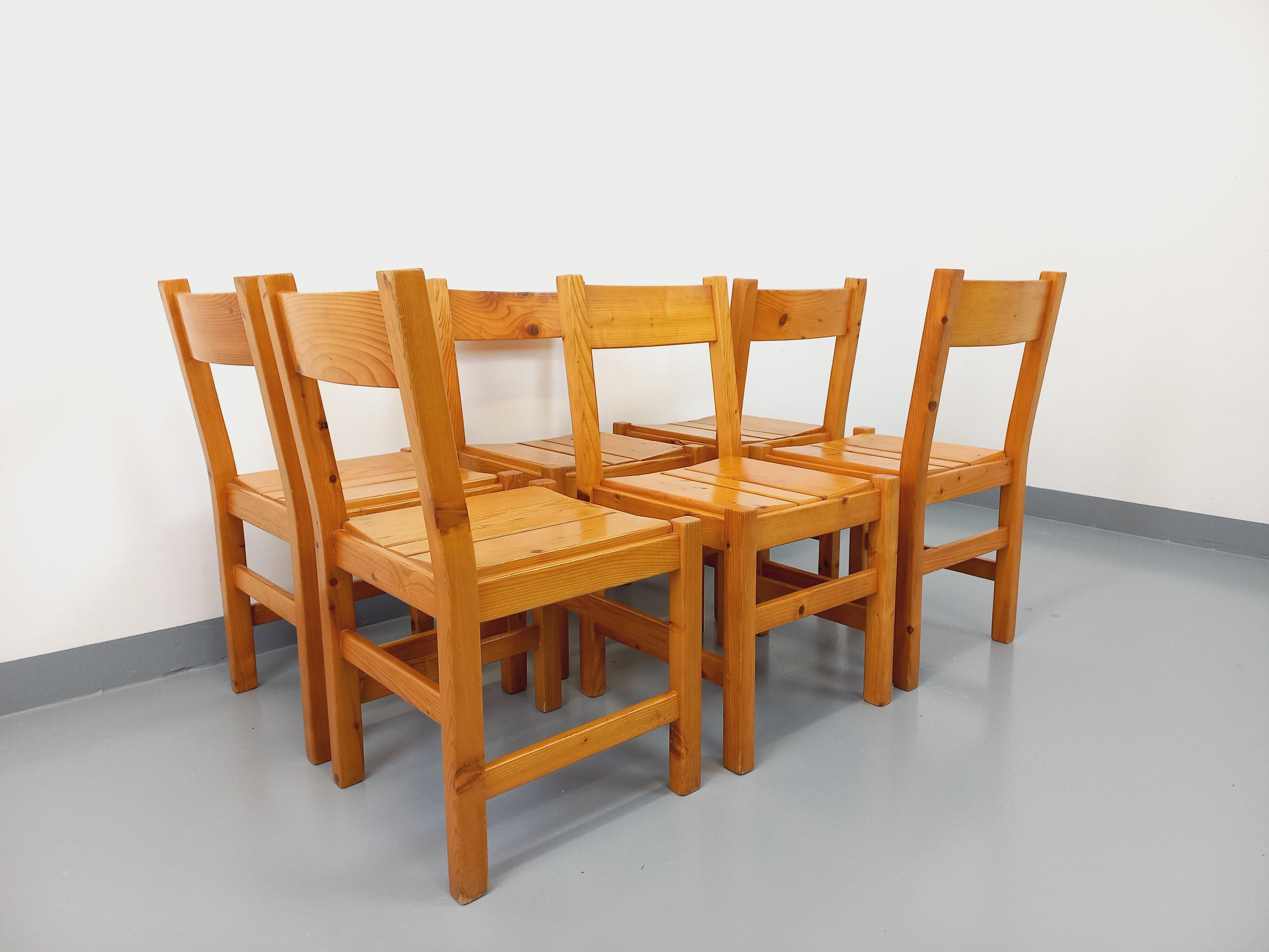 Suite de 6 chaises Charlotte Perriand Les Arcs vintage en pin des années 60 70 im Angebot 9