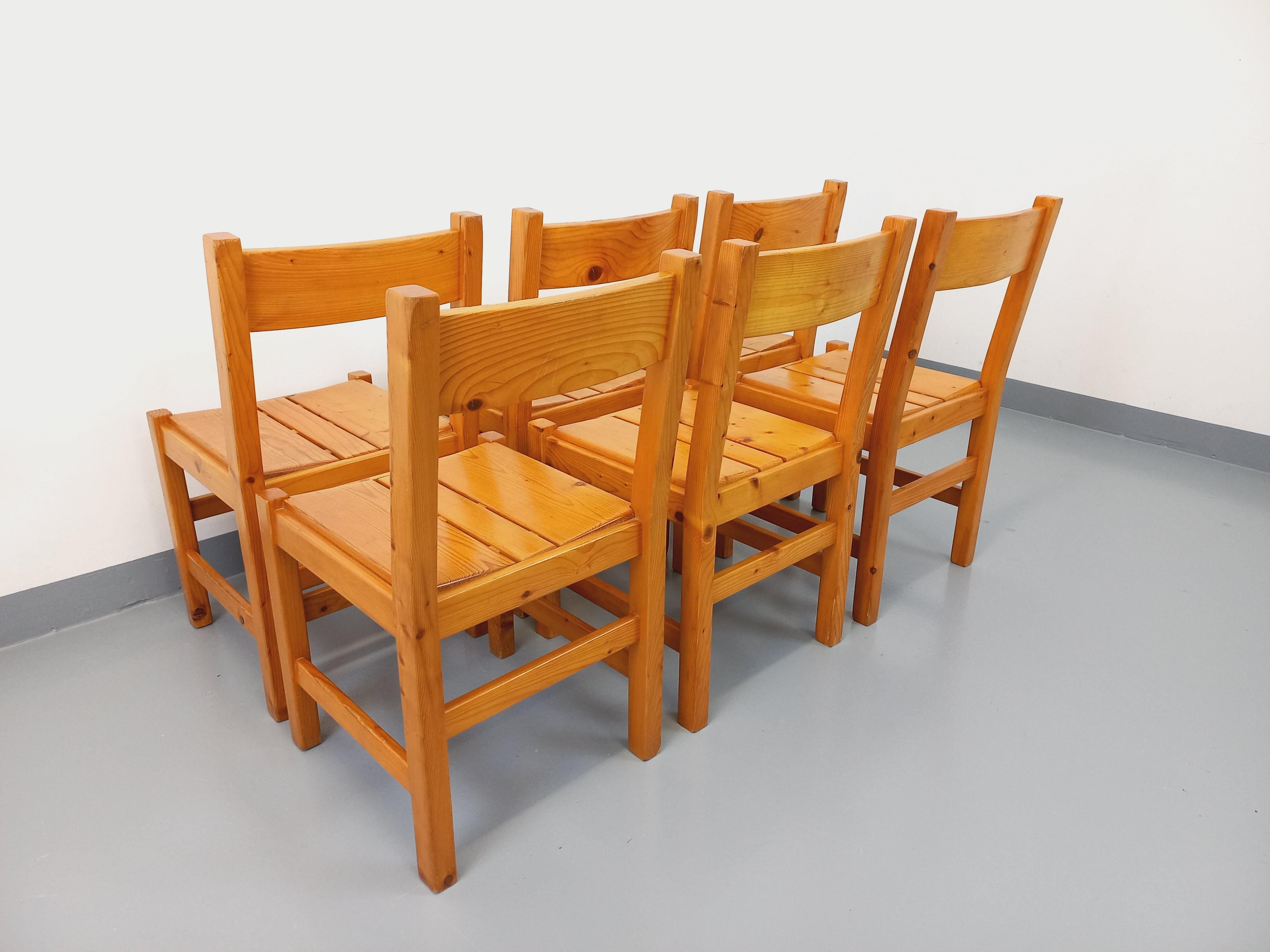 6 Chaises vintage des années 60 70, en pin, de Charlotte Perriand pour Les Arcs, bon état général avec des signes et marques du temps qui passe.
Ref 230 537
Größe : 78 cm
Größe : 41 cm
Profil : 47 cm
Arschbackenhöhe : 43 cm

