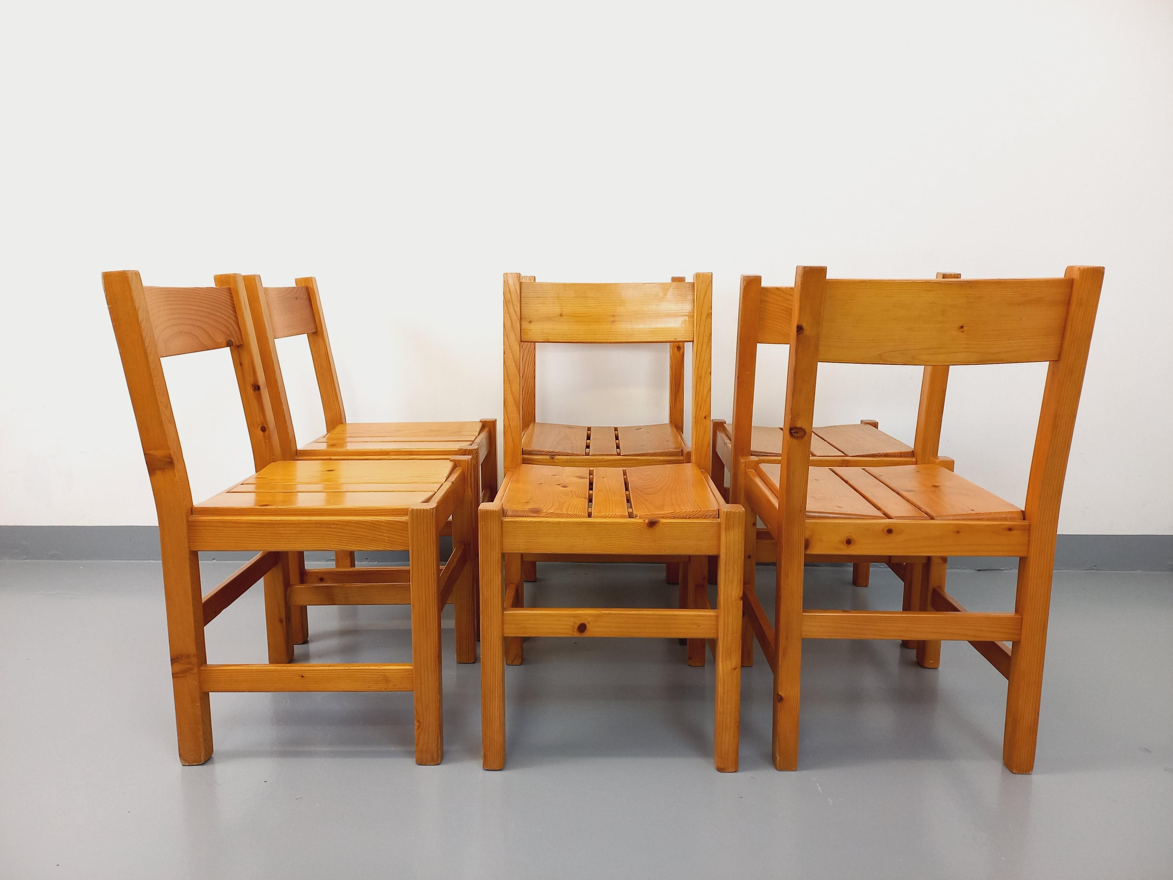 Suite de 6 chaises Charlotte Perriand Les Arcs vintage en pin des années 60 70 (Moderne der Mitte des Jahrhunderts) im Angebot