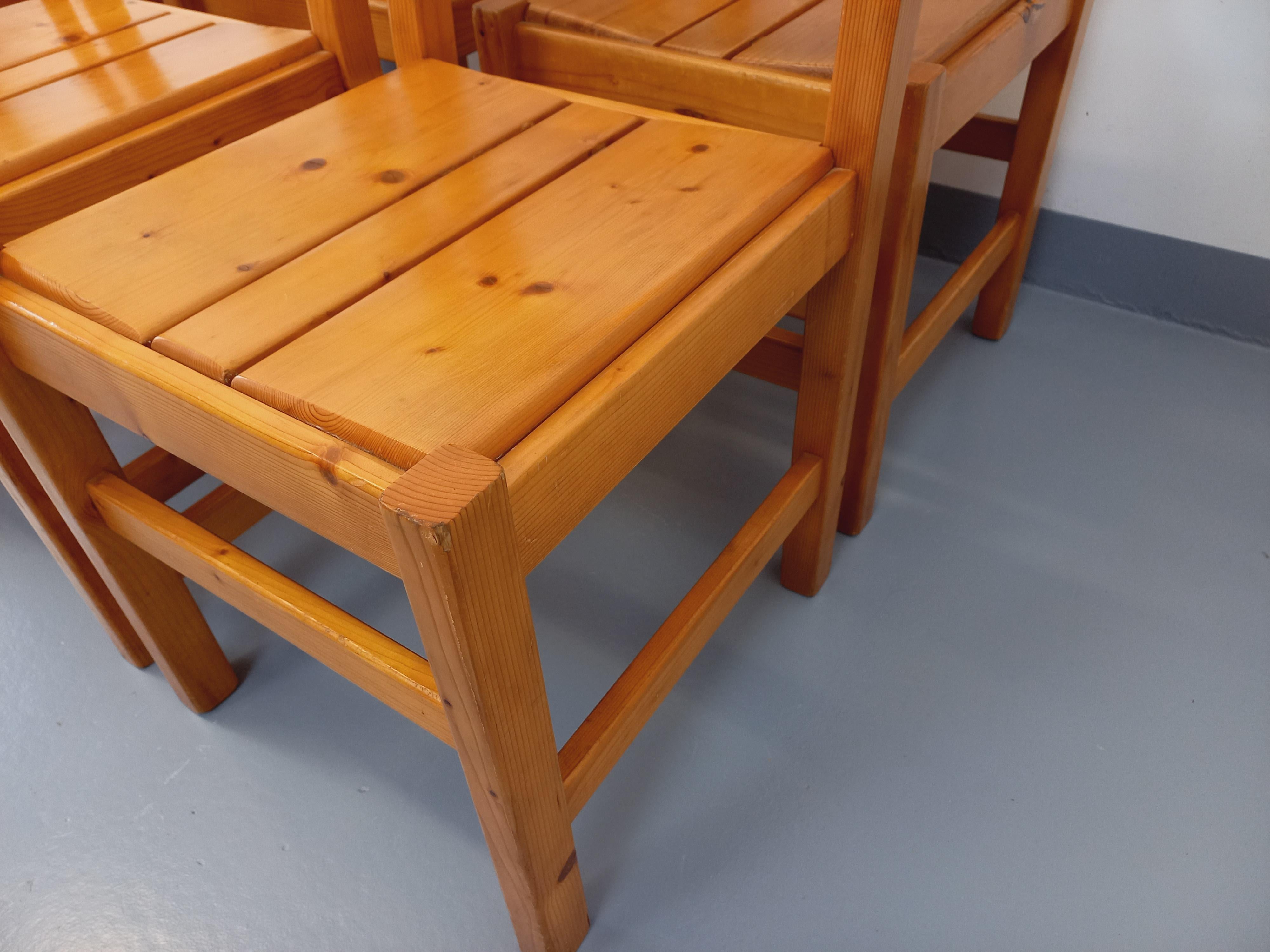 Suite de 6 chaises Charlotte Perriand Les Arcs vintage en pin des années 60 70 (Französisch) im Angebot