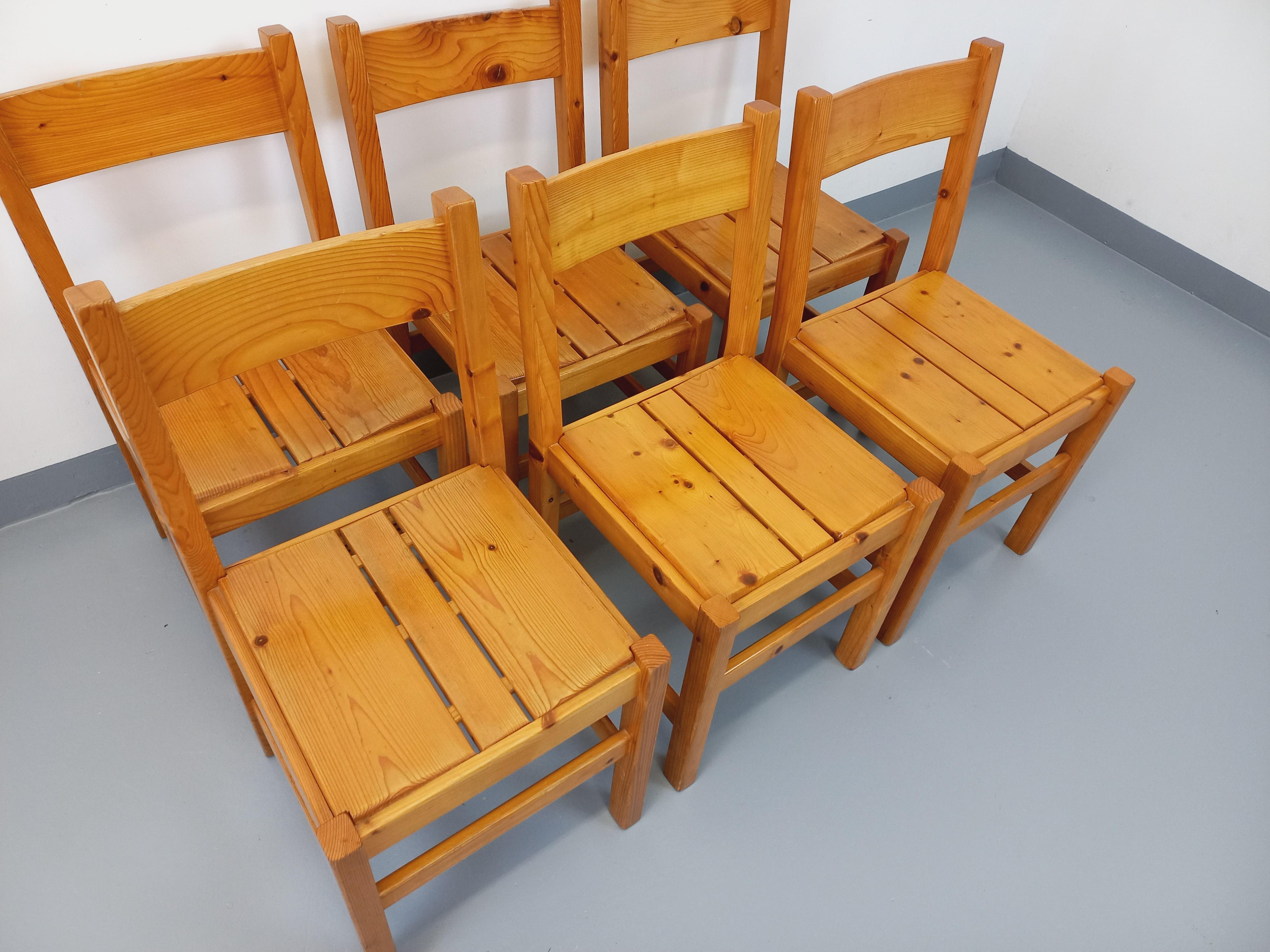 Suite de 6 chaises Charlotte Perriand Les Arcs vintage en pin des années 60 70 (Kiefernholz) im Angebot