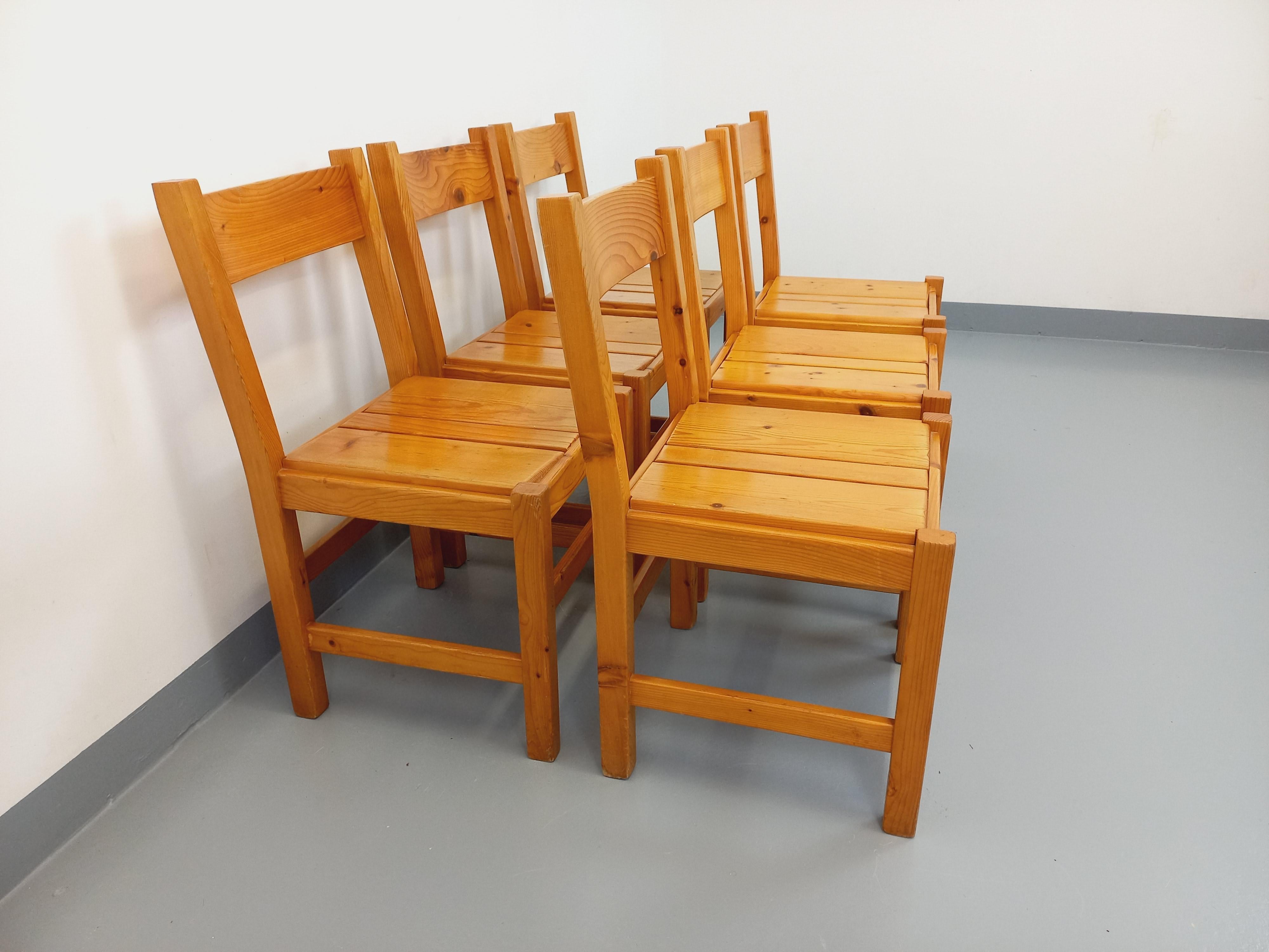Suite de 6 chaises Charlotte Perriand Les Arcs vintage en pin des années 60 70 im Angebot 1