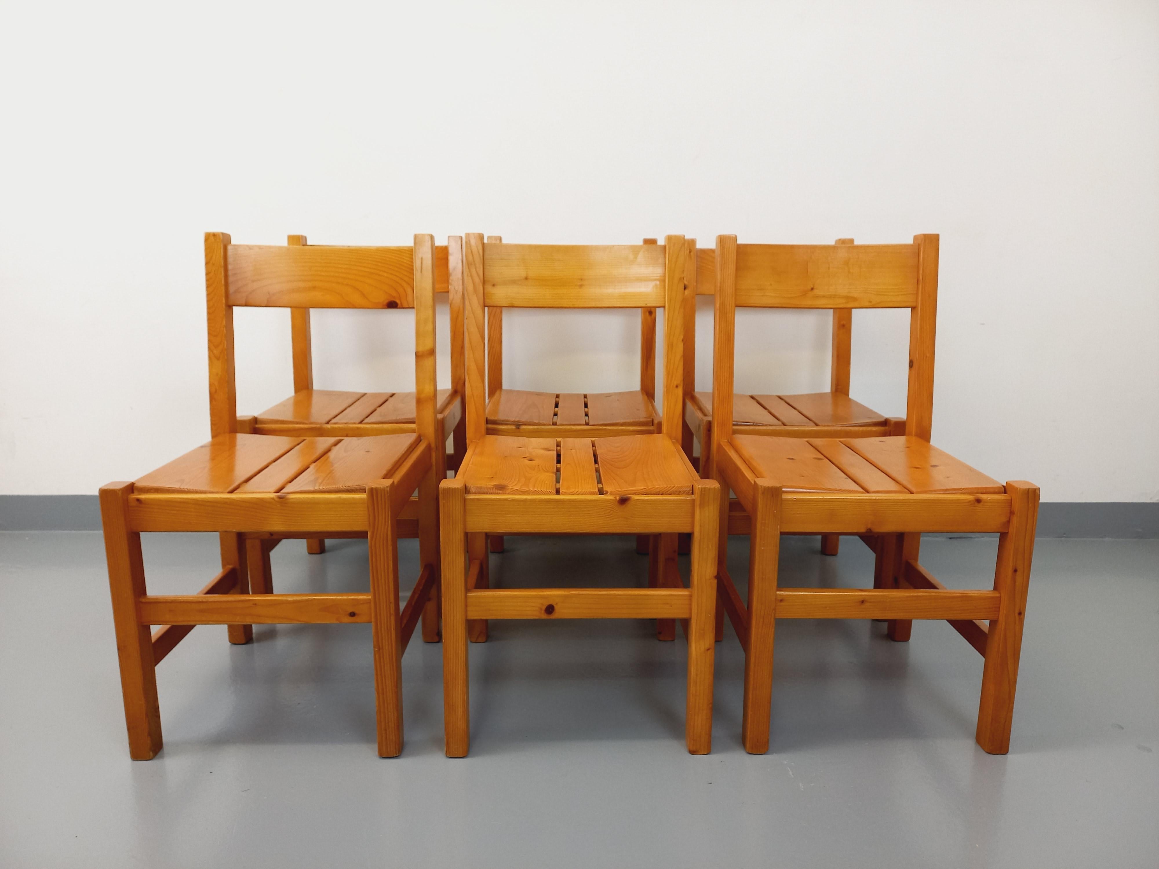 Suite de 6 chaises Charlotte Perriand Les Arcs vintage en pin des années 60 70 im Angebot 2