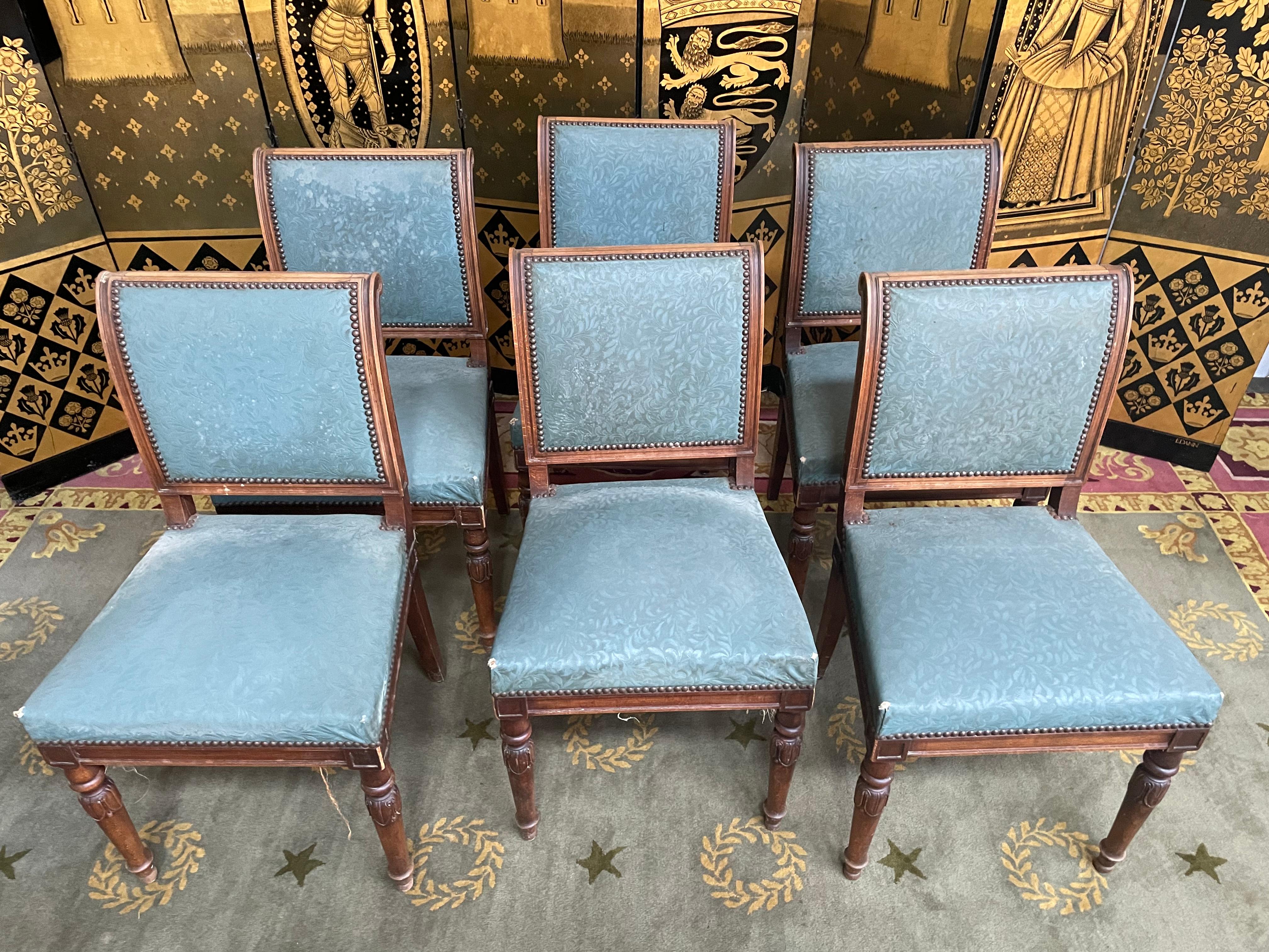 Suite de 6 chaises de style Louis XVI avec dossiers à enroulement de belle qualité. 
 
Entièrement à restaurer. 
 
Vous souhaitez choisir votre tissu et nous le faire parvenir pour que nous effectuons la réfection pour vous?