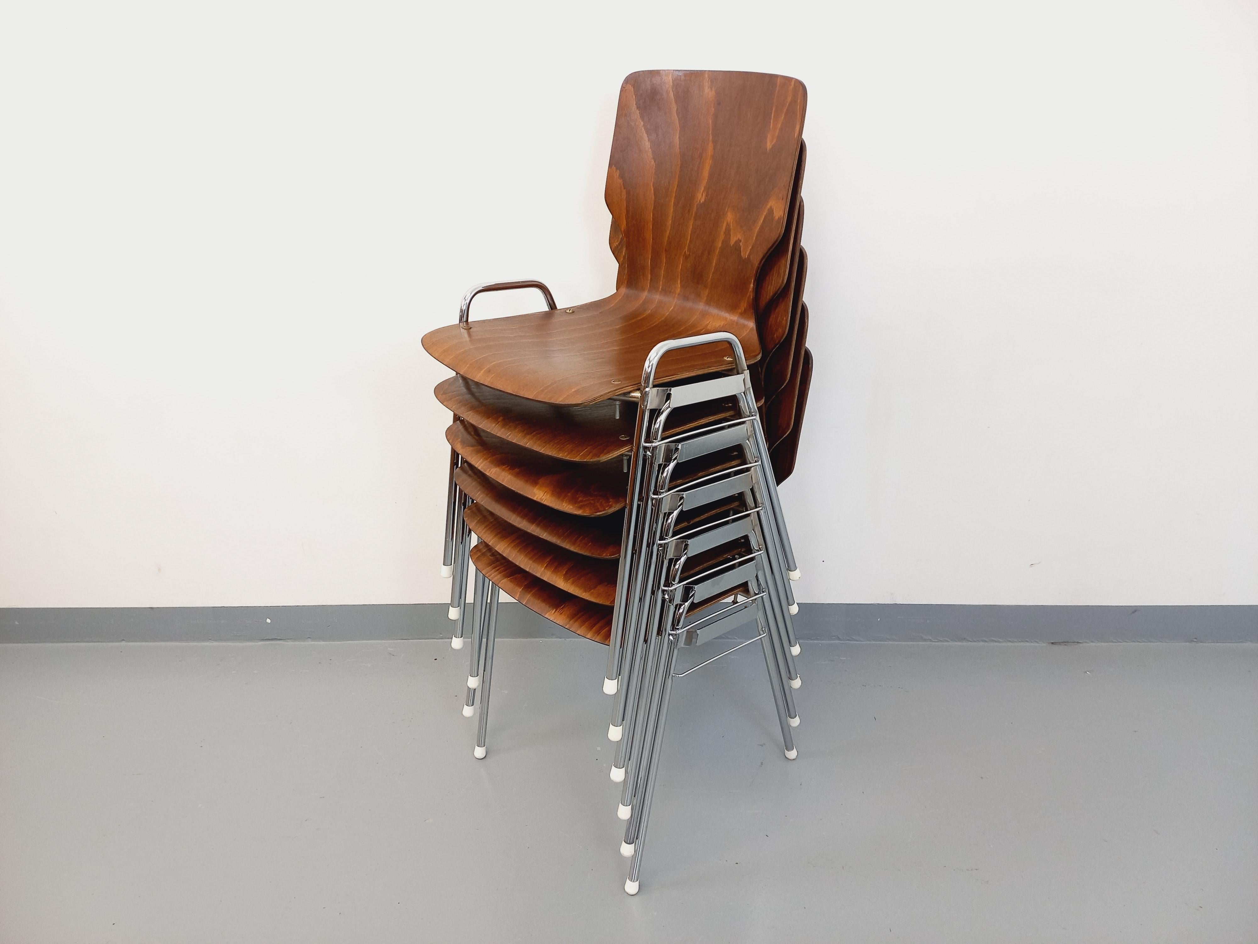 Suite de 6 chaises empilables vintage Arbois de marque Baumann en bois et métal 3