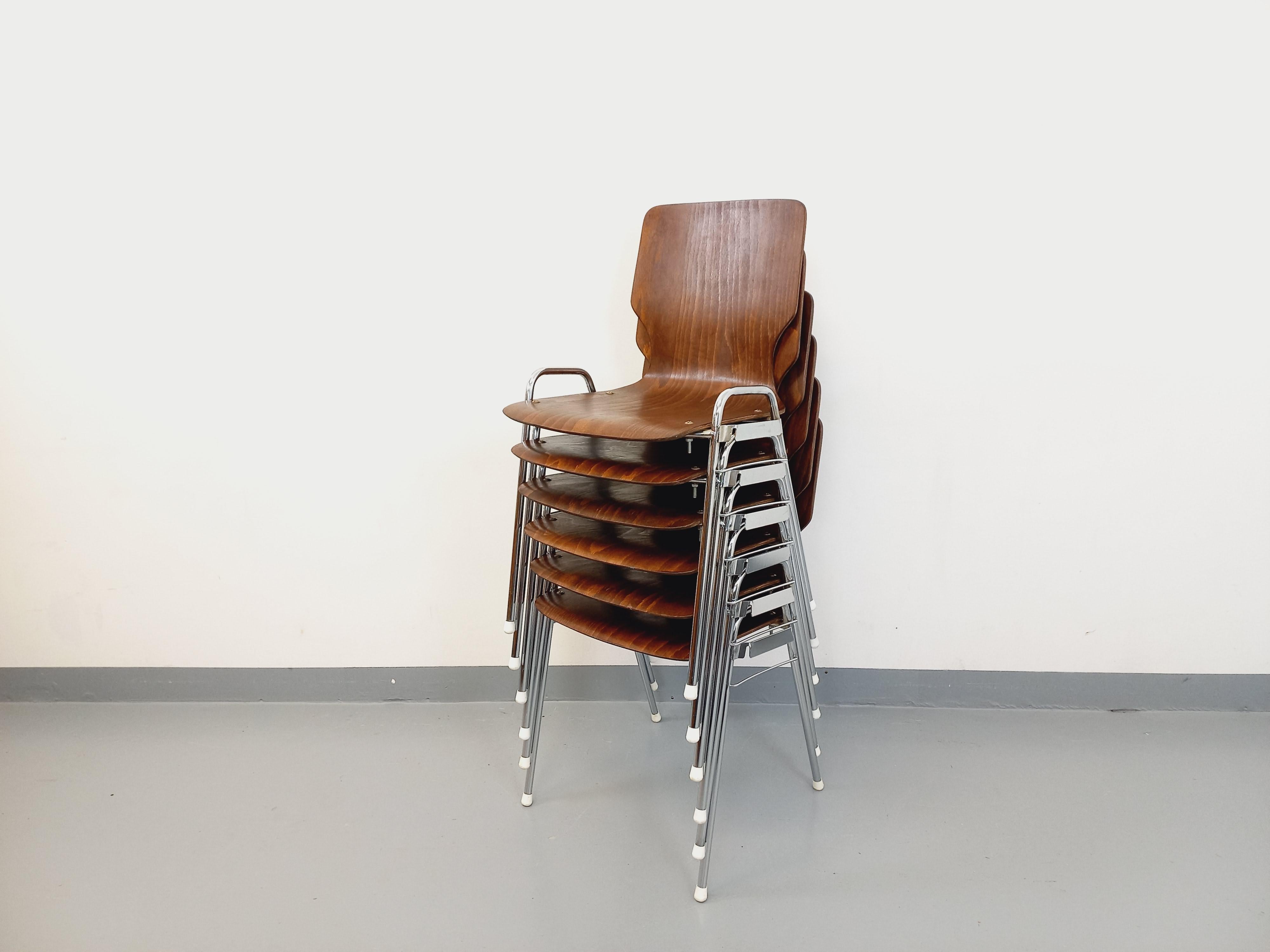 Suite de 6 chaises empilables vintage Arbois de marque Baumann en bois et métal 3