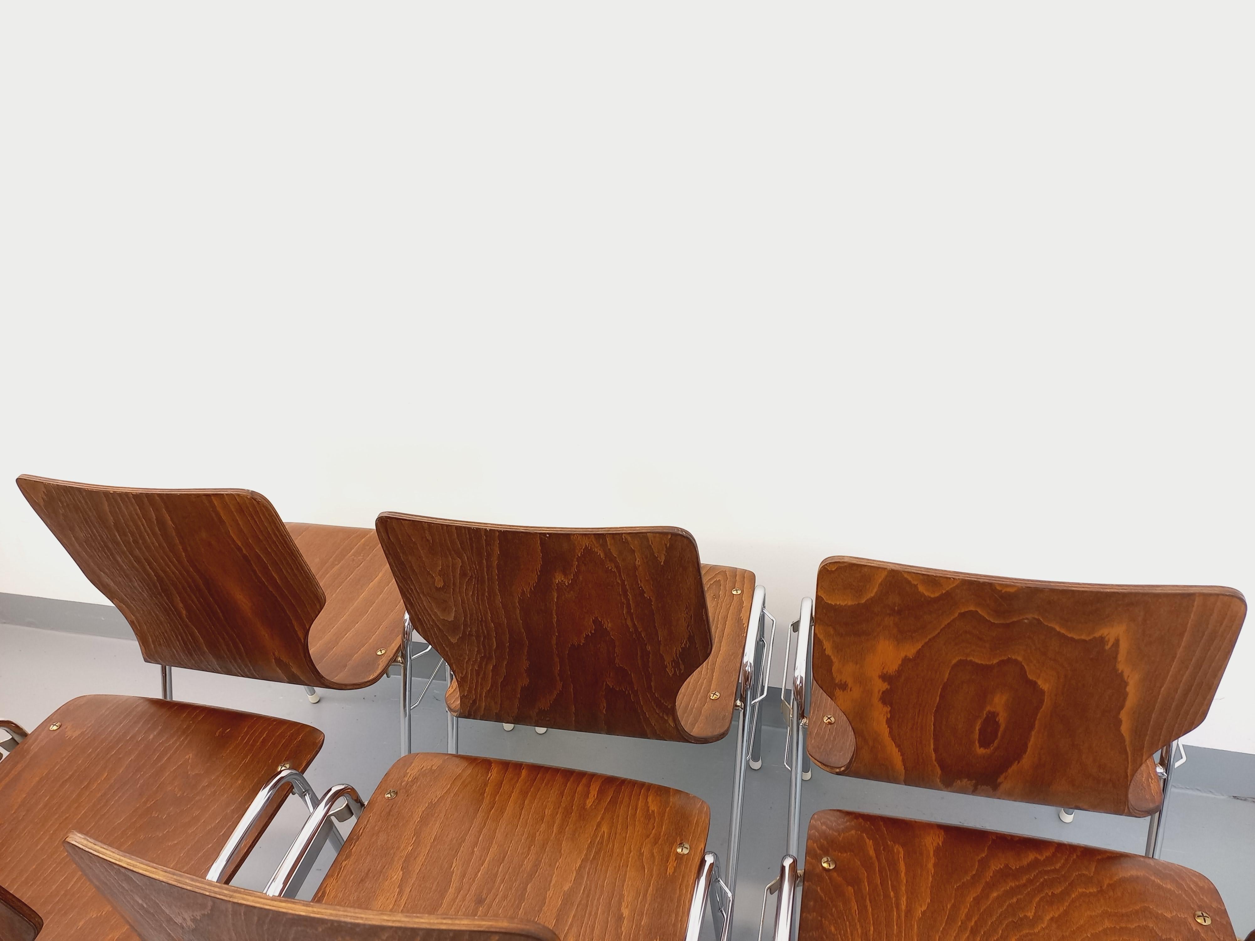 Suite de 6 chaises empilables vintage Arbois de marque Baumann en bois et métal 4