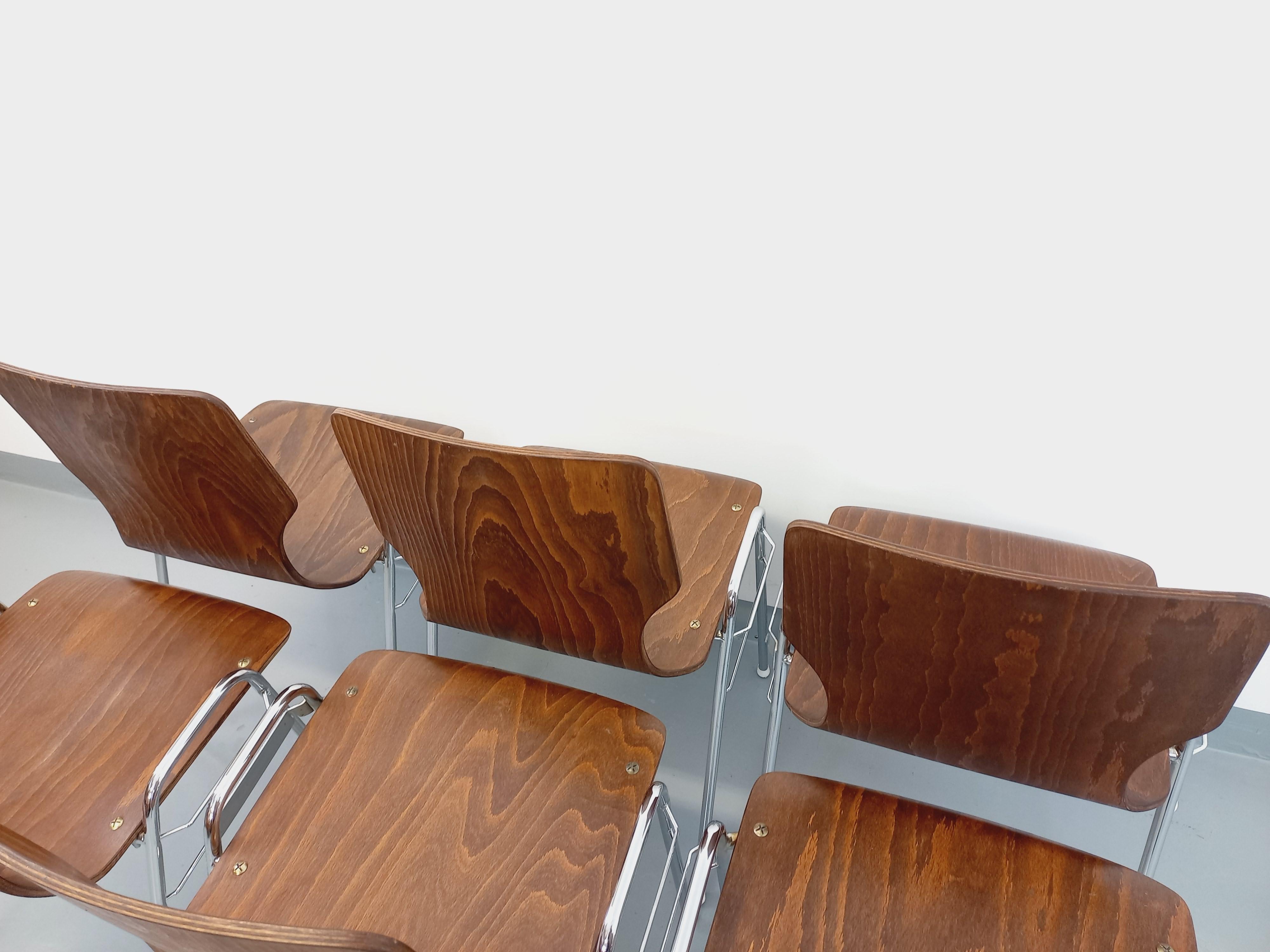 Suite de 6 chaises empilables vintage Arbois de marque Baumann en bois et métal 4