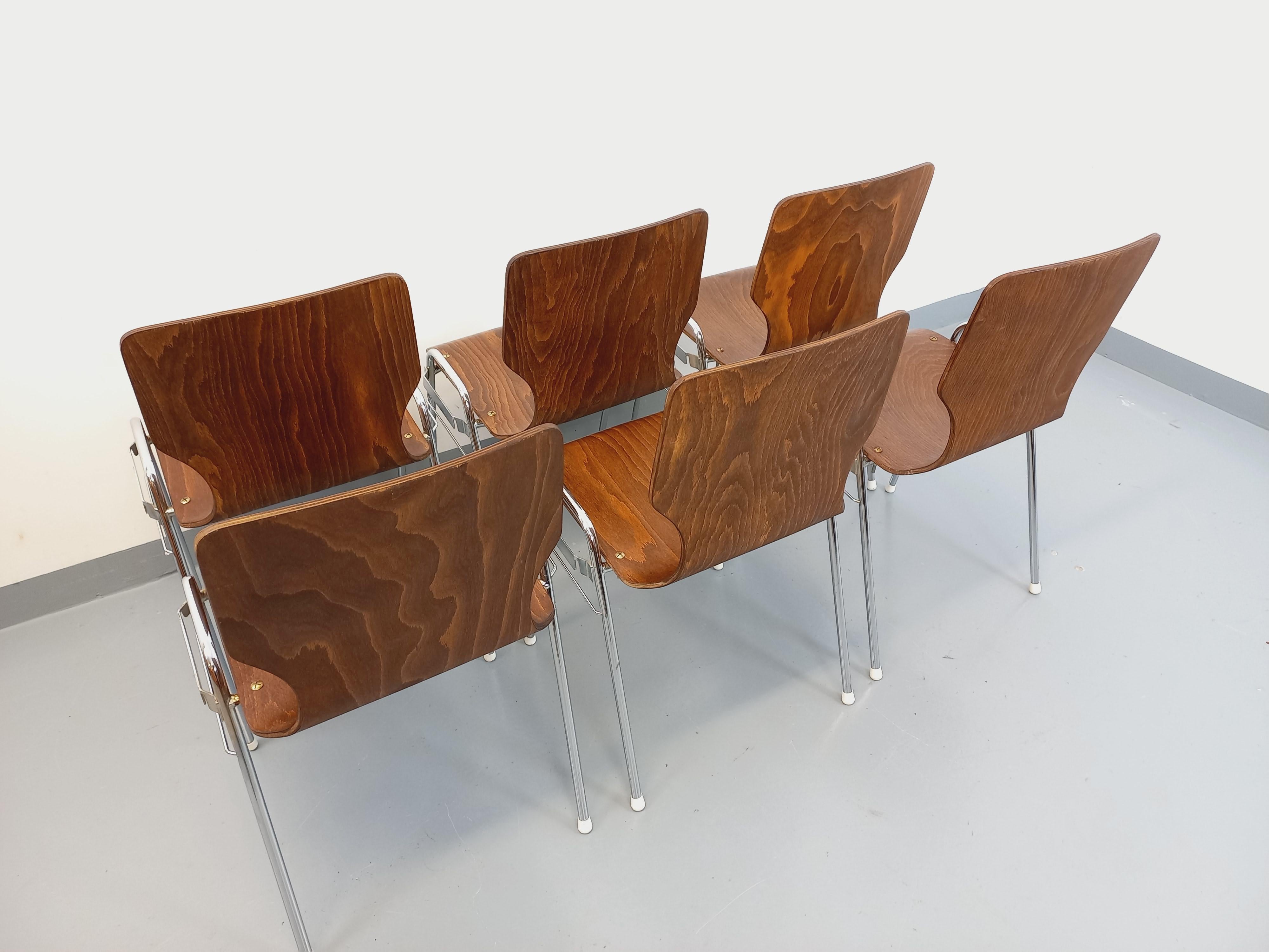 Suite de 6 chaises empilables vintage Arbois de marque Baumann en bois et métal 5