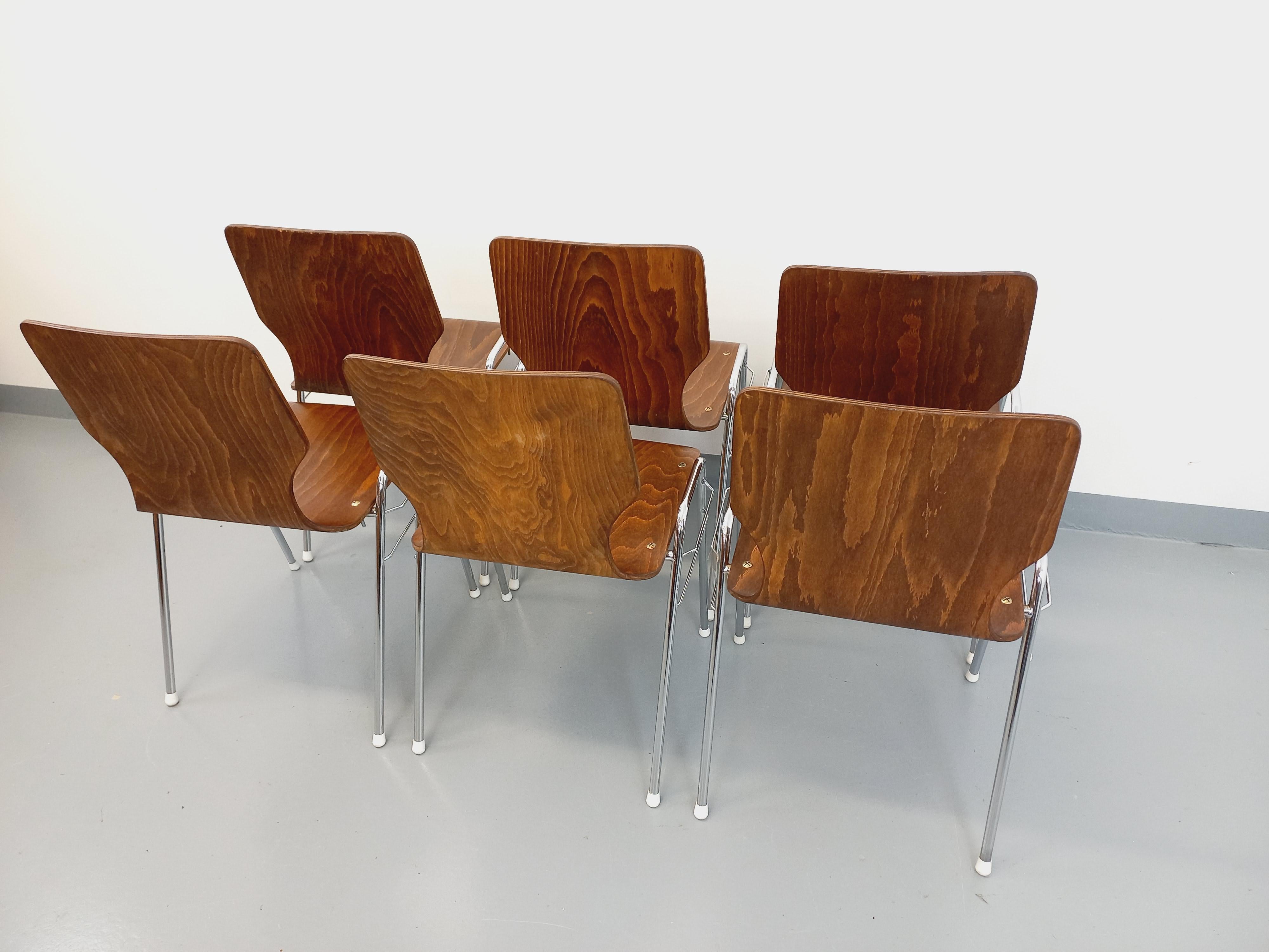 Suite de 6 chaises empilables vintage Arbois de marque Baumann en bois et métal 5