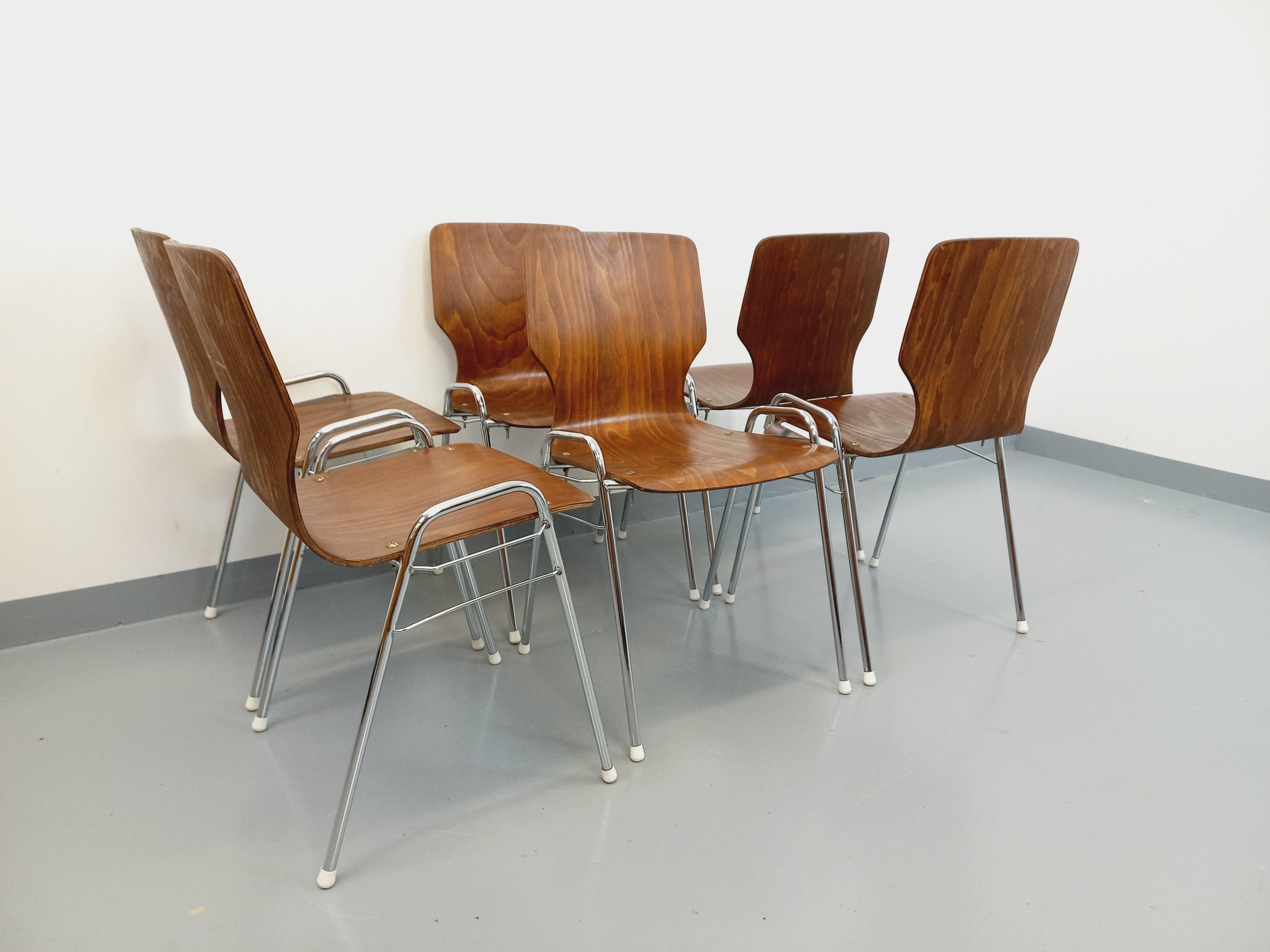 Suite de 6 chaises empilables vintage Arbois de marque Baumann en bois et métal 6