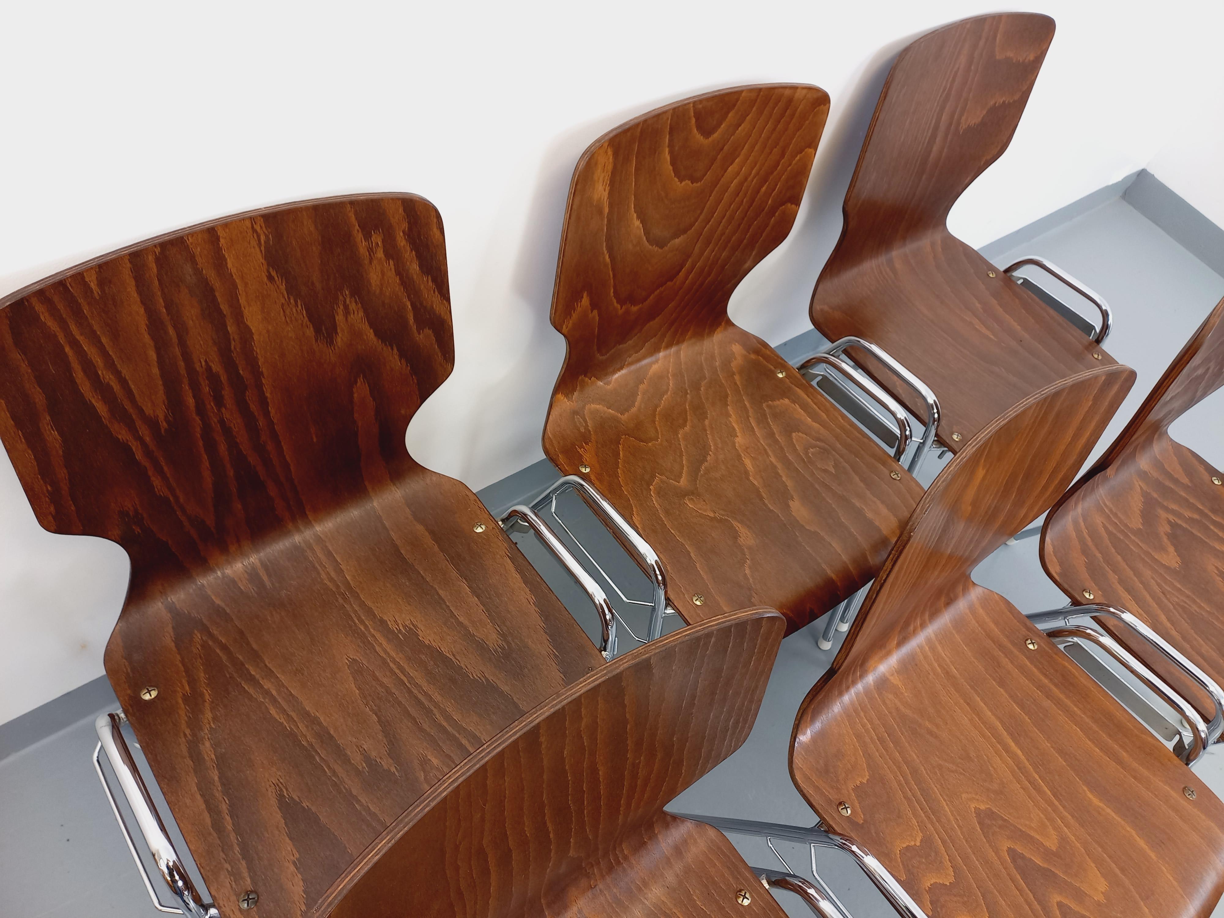 Suite de 6 chaises empilables vintage Arbois de marque Baumann en bois et métal 7