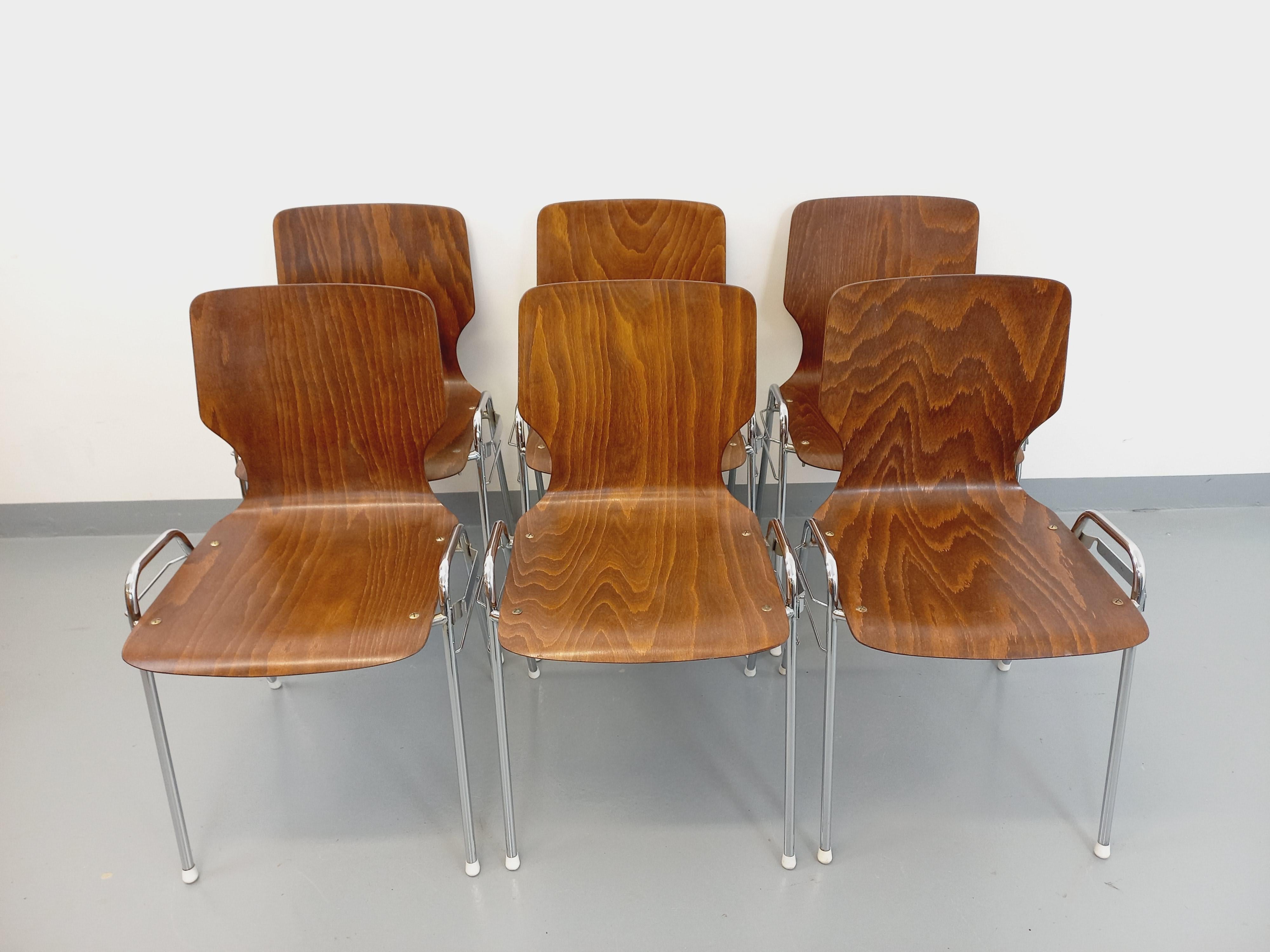 Suite de 6 chaises empilables vintage Arbois de marque Baumann en bois et métal 8