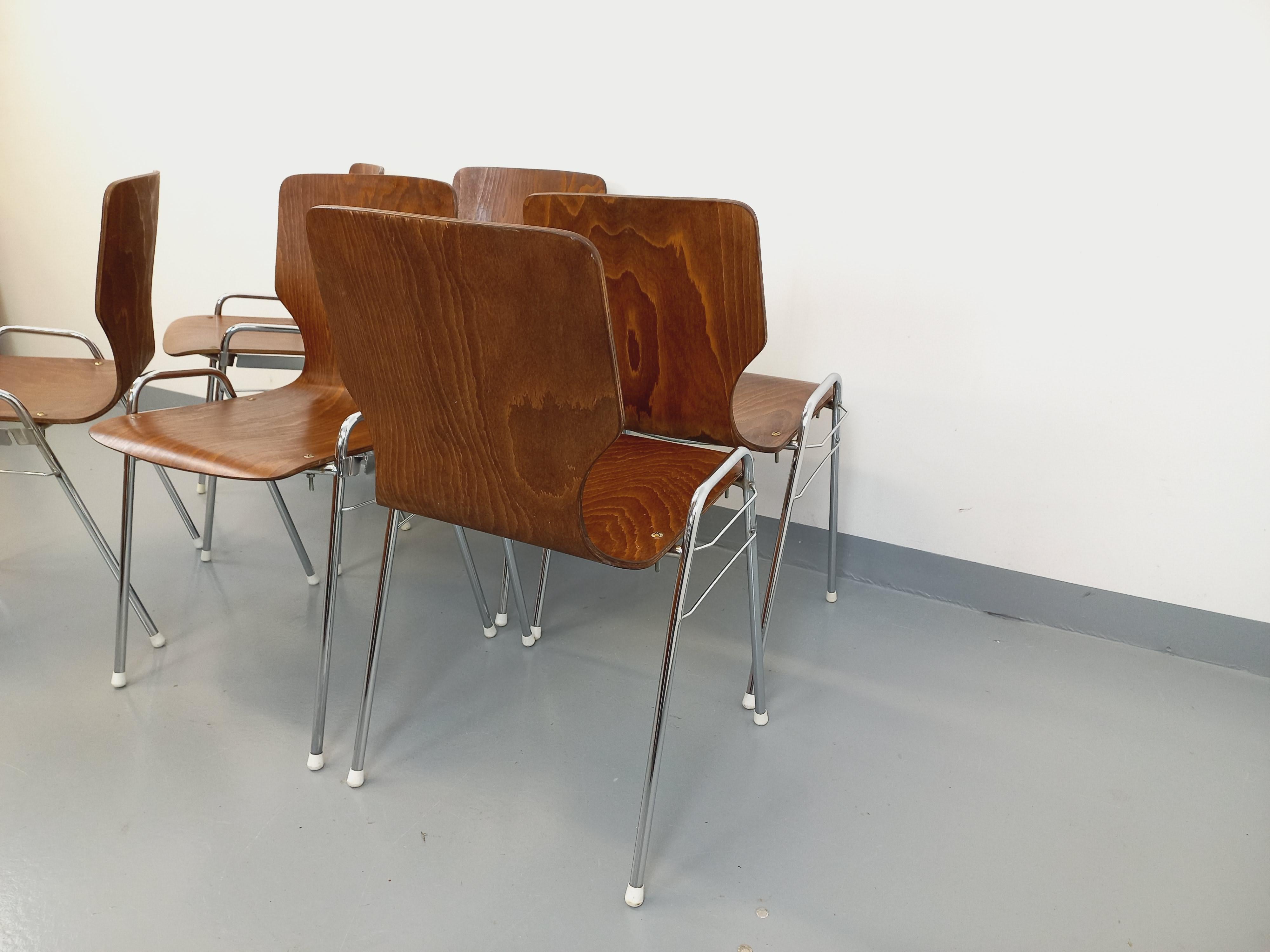 Suite de 6 chaises empilables vintage Arbois de marque Baumann en bois et métal 9