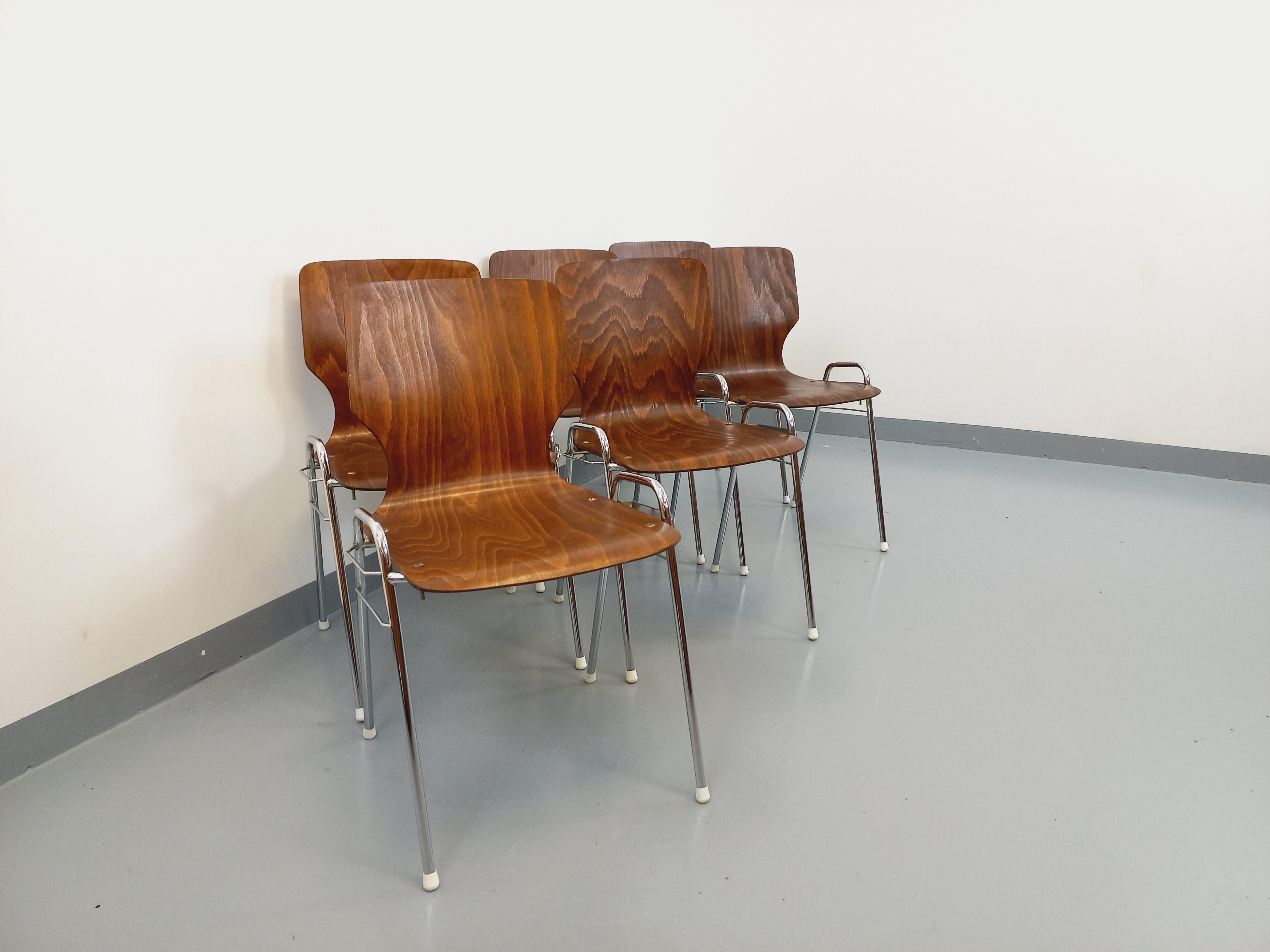 Suite de 6 chaises empilables vintage Arbois de marque Baumann en bois et métal 9