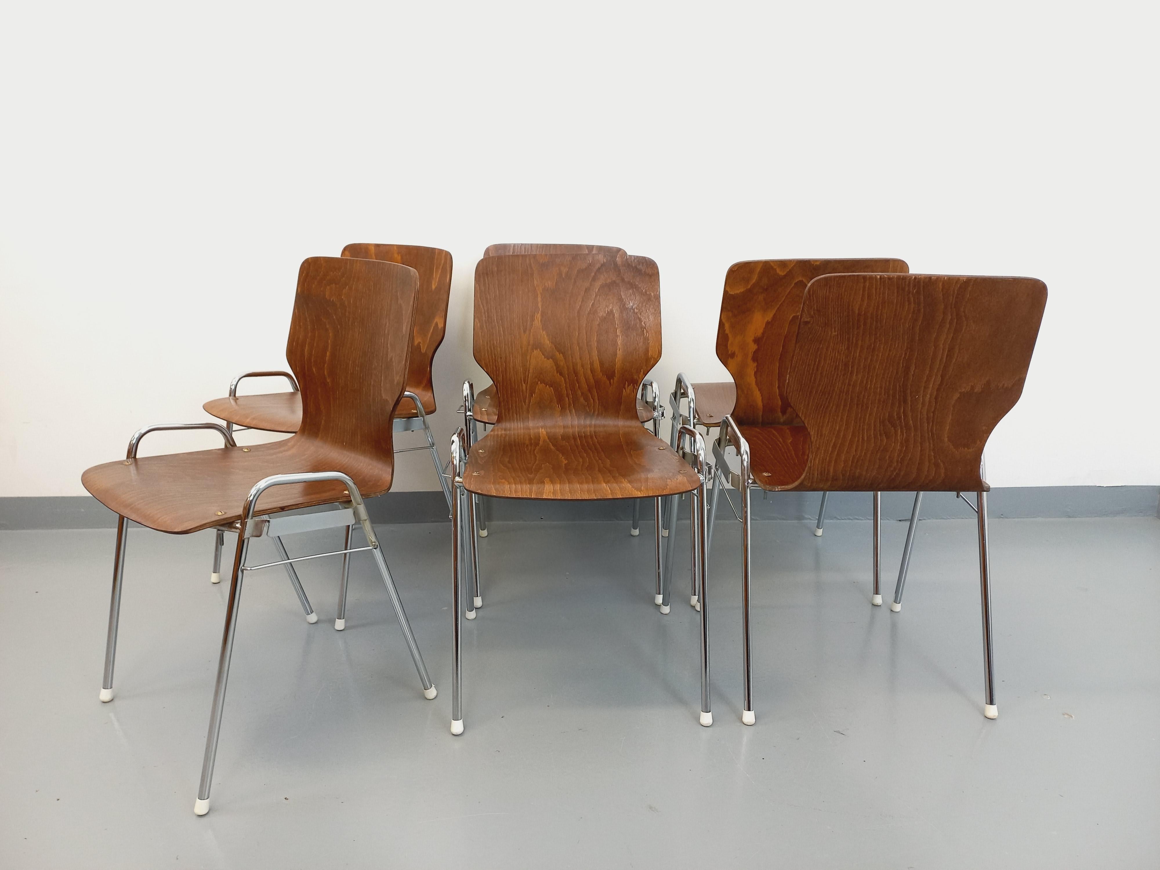 Suite de 6 chaises empilables vintage Arbois de marque Baumann en bois et métal 10