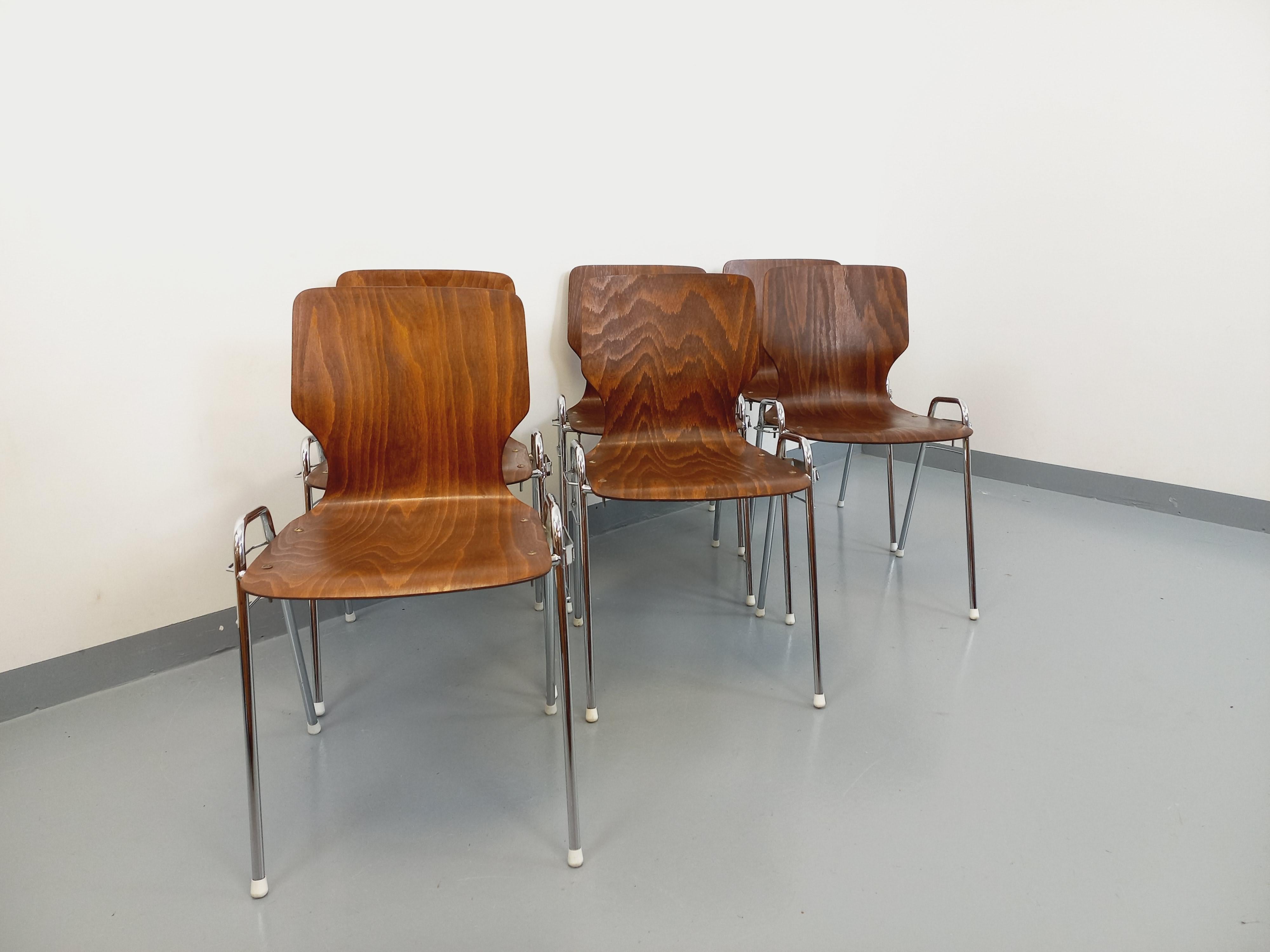 Suite de 6 chaises empilables vintage Arbois de marque Baumann en bois et métal 10