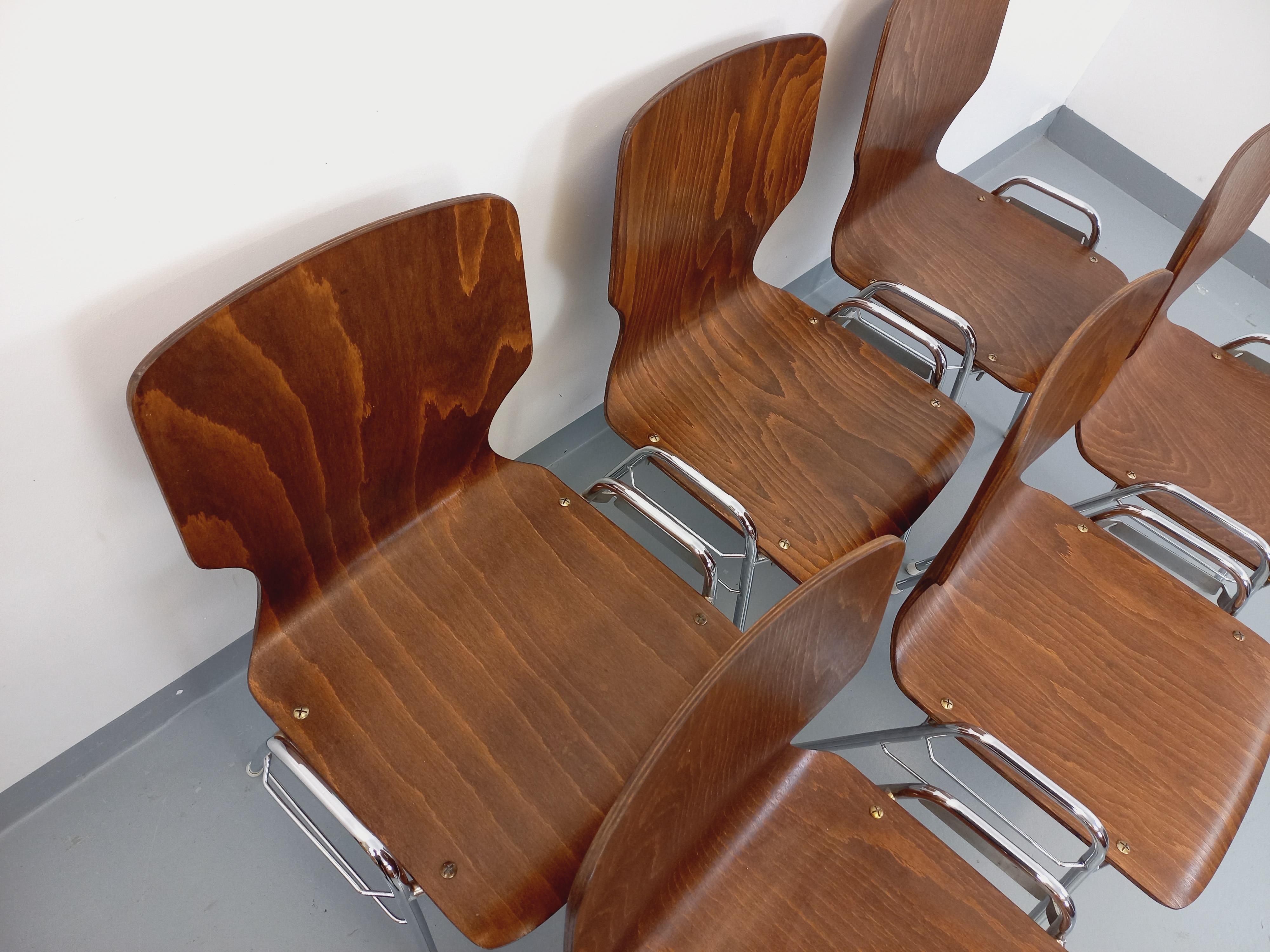 Suite de 6 chaises empilables vintage Arbois de marque Baumann en bois et métal 11