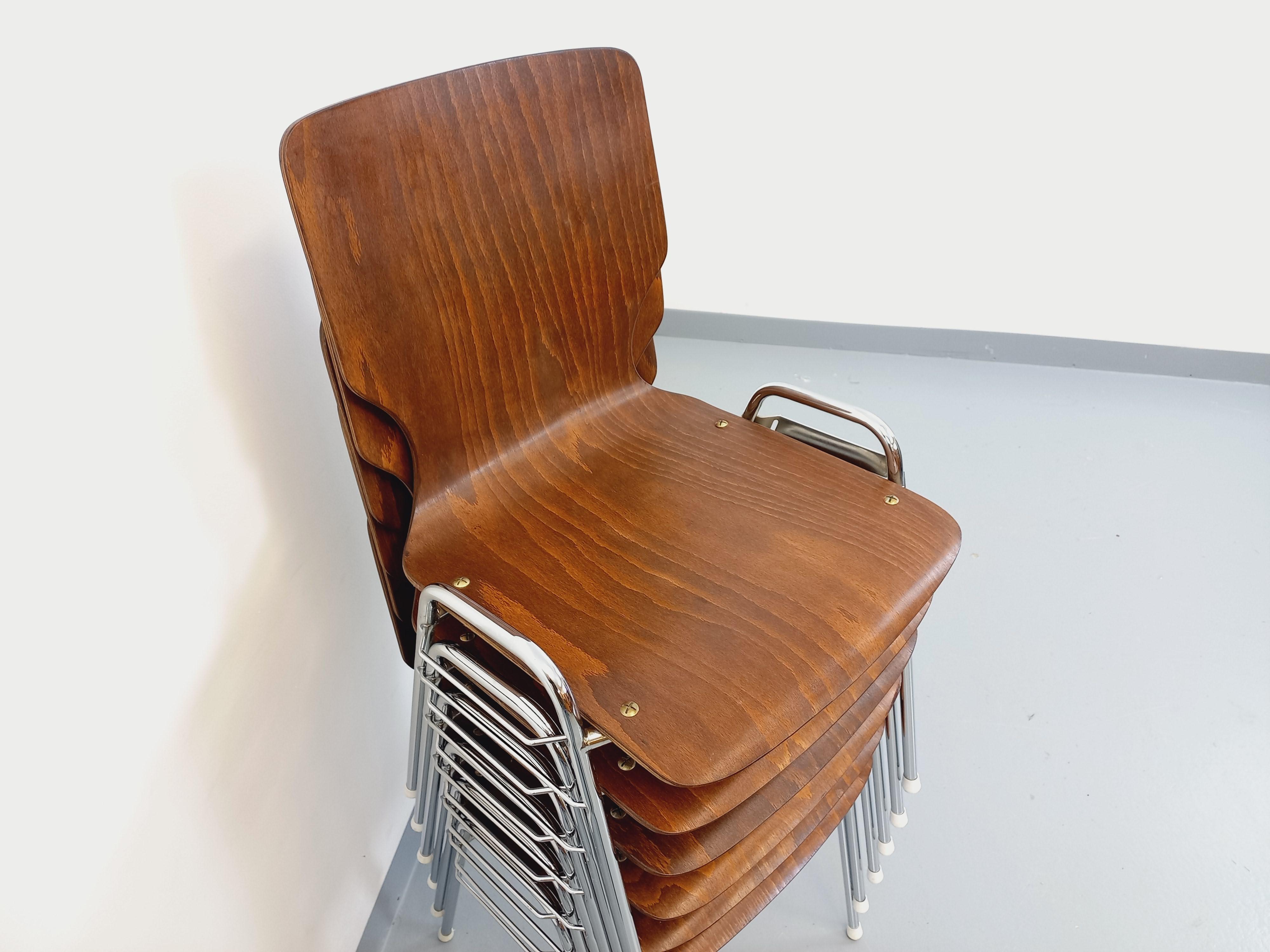 Suite de 6 chaises empilables vintage Arbois de marque Baumann en bois et métal 11